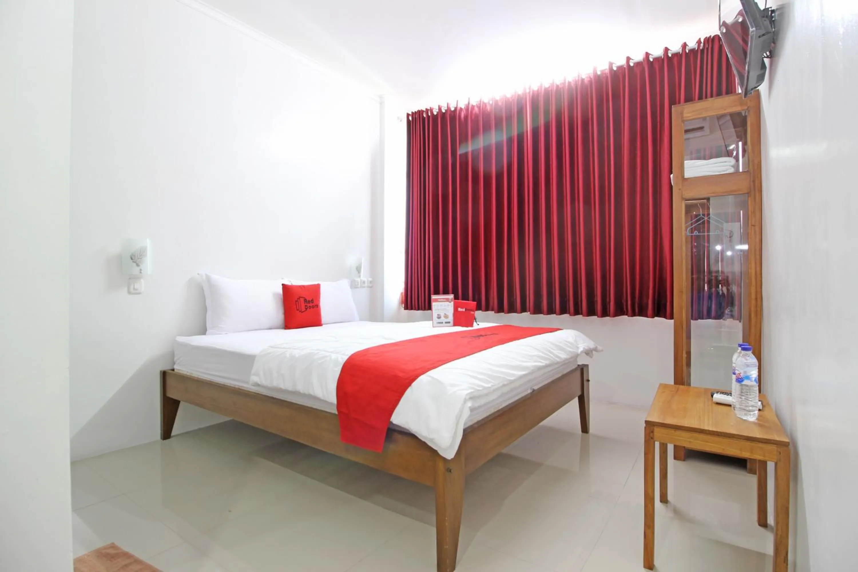 Double Room in RedDoorz @ Jalan Ringroad Selatan