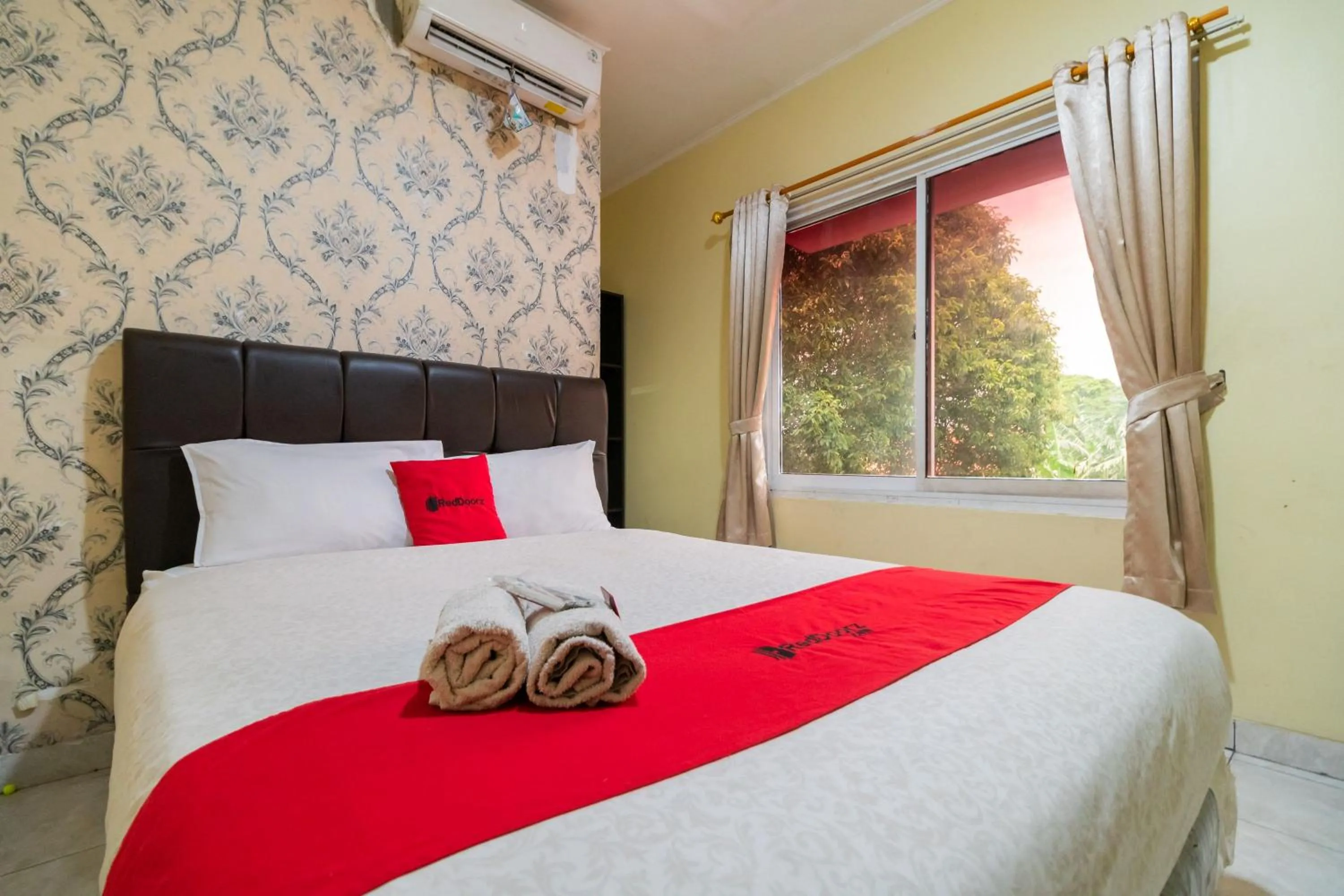 Deluxe Room in RedDoorz near Tomang 2