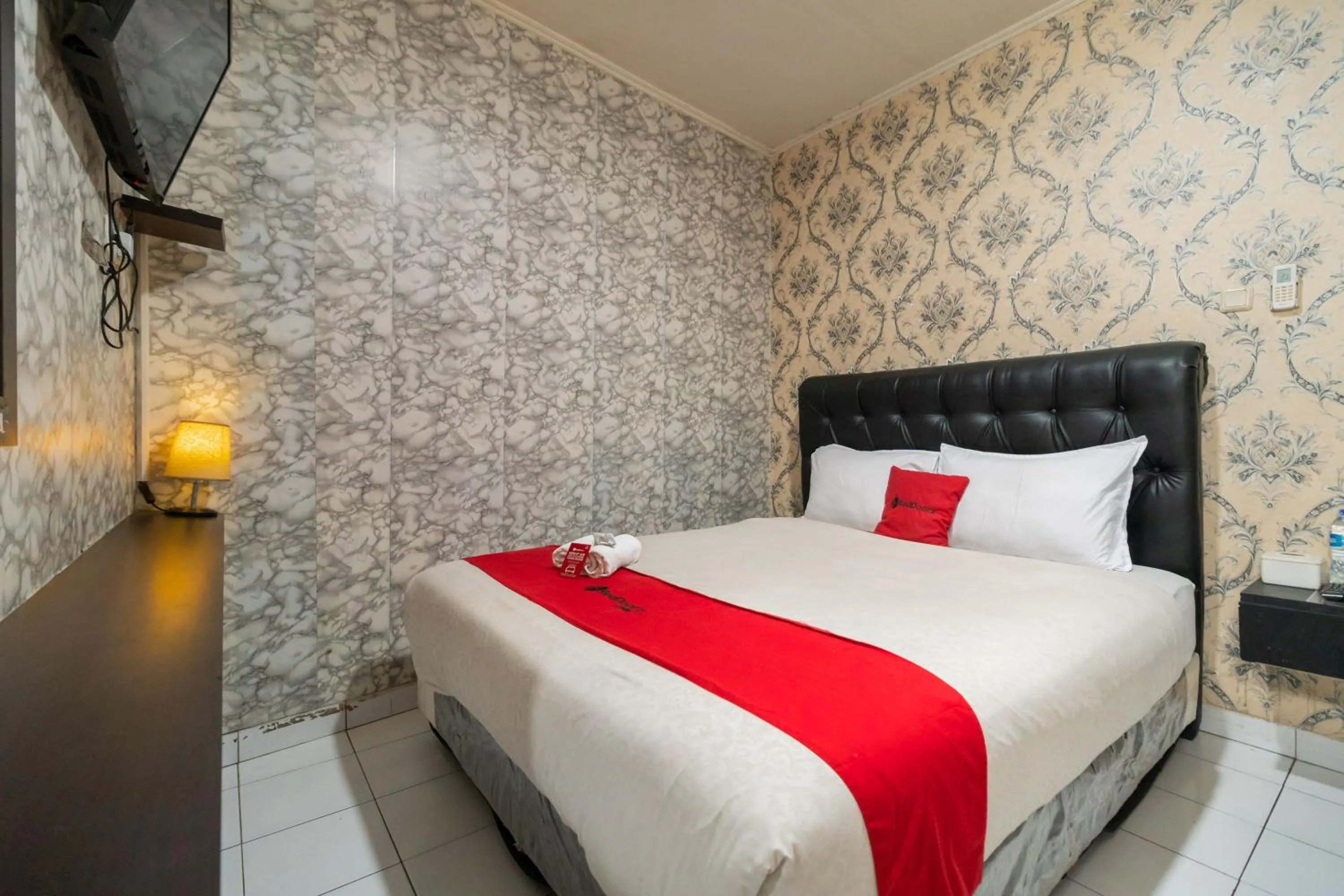 Standard Double Room in RedDoorz near Tomang 2