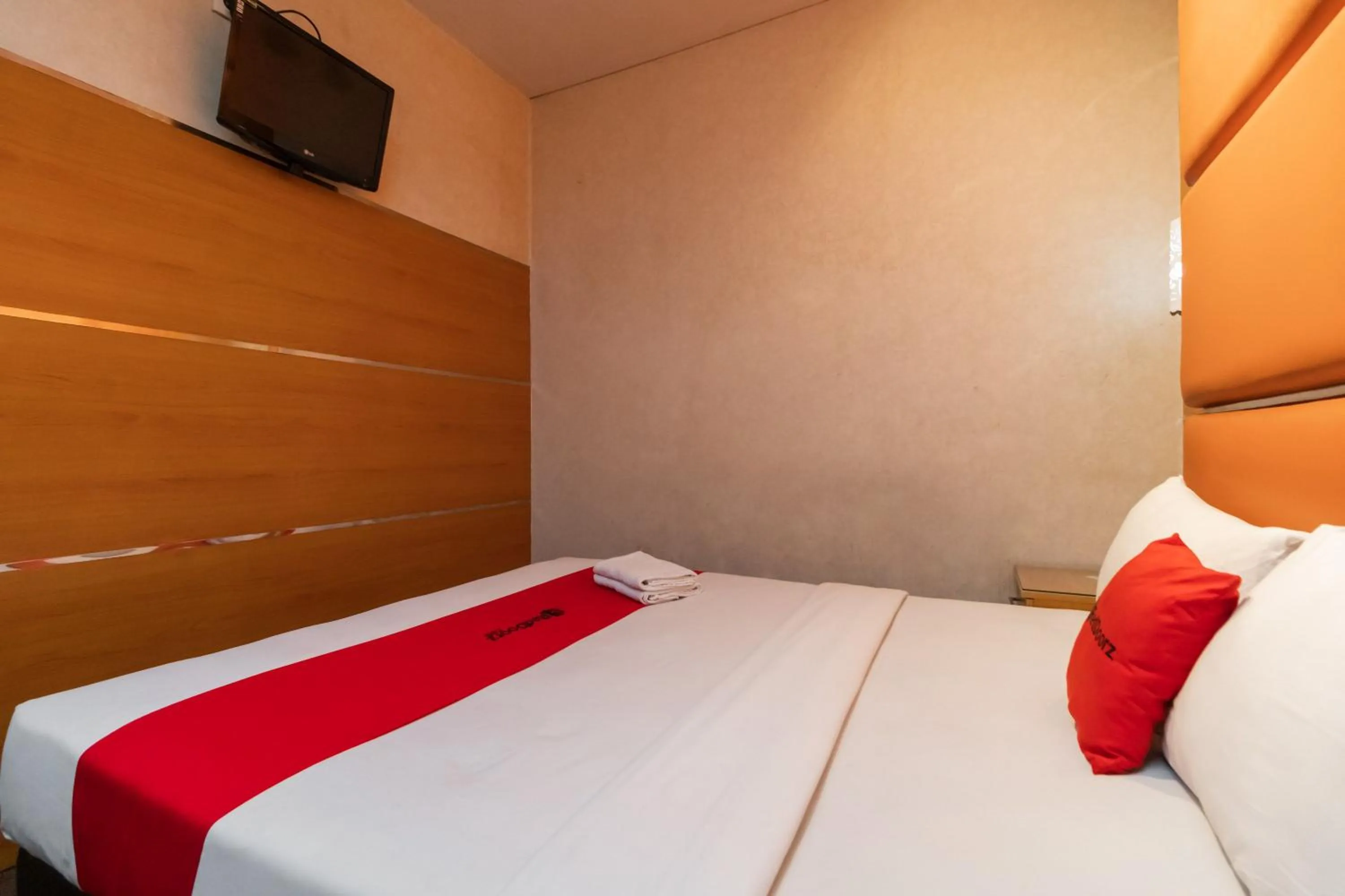 Standard Double Room in RedDoorz at Jalan Gunung Sahari