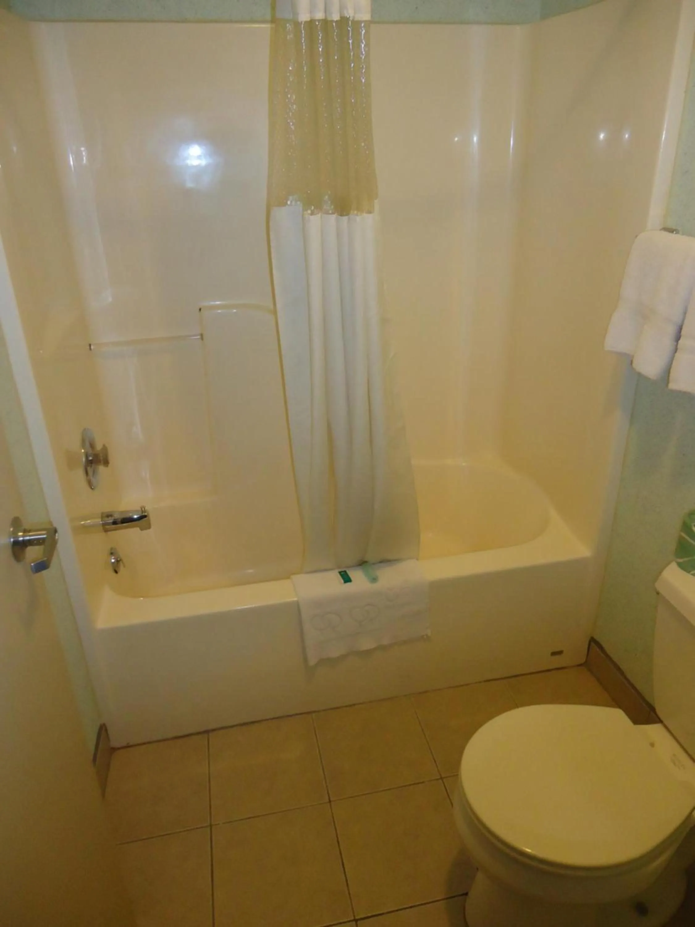 Queen Room with Two Queen Beds - Non-Smoking in Knights Inn Paxinos Elysburg