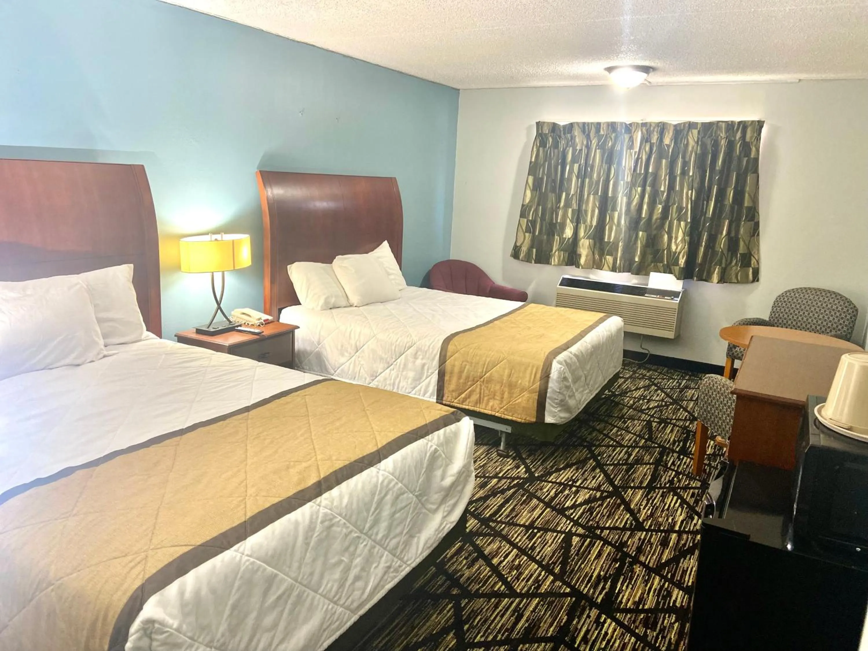 Queen Room with Two Queen Beds - Smoking in Knights Inn Paxinos Elysburg