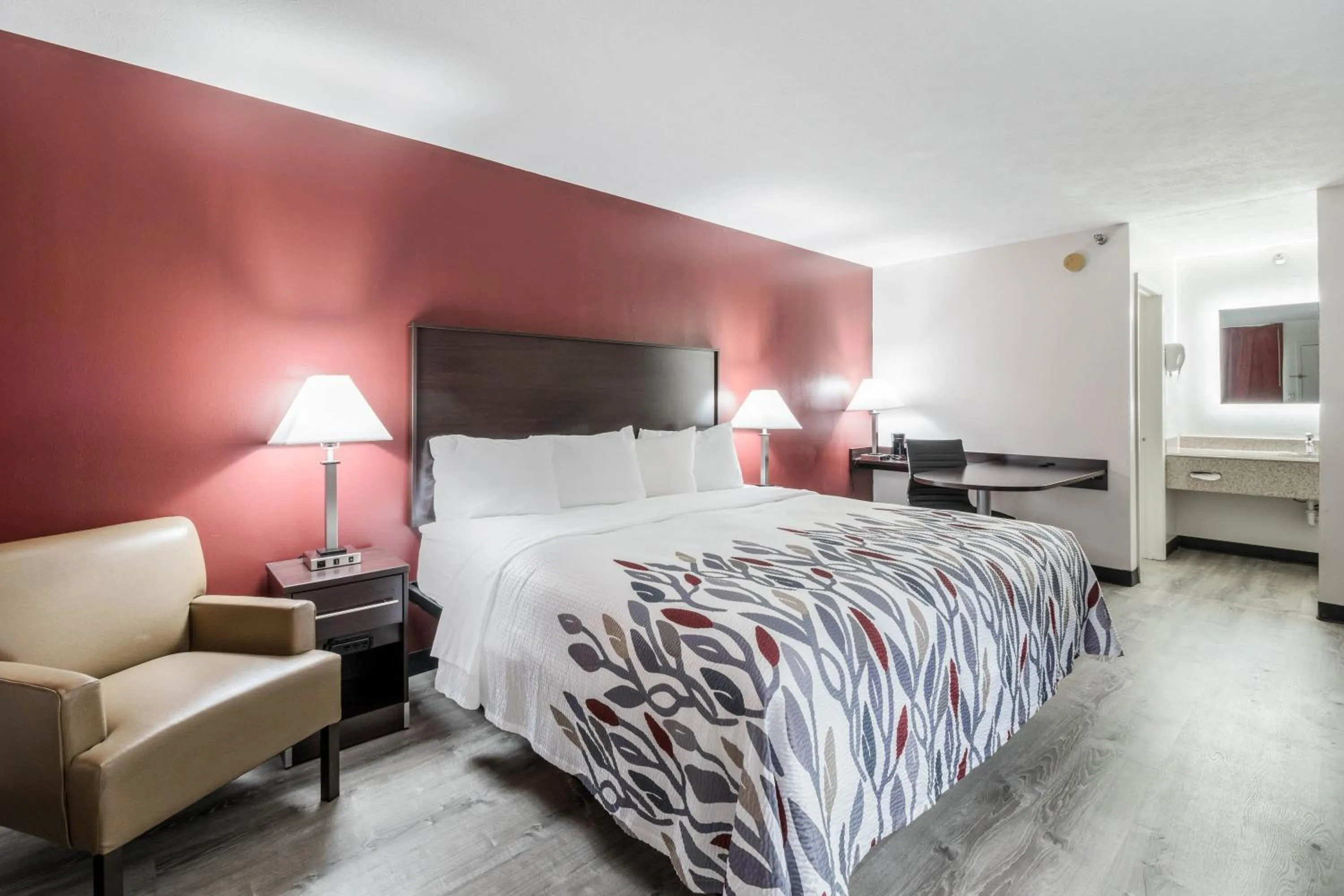 Superior King Room - Non-Smoking in Red Roof Inn Cadiz