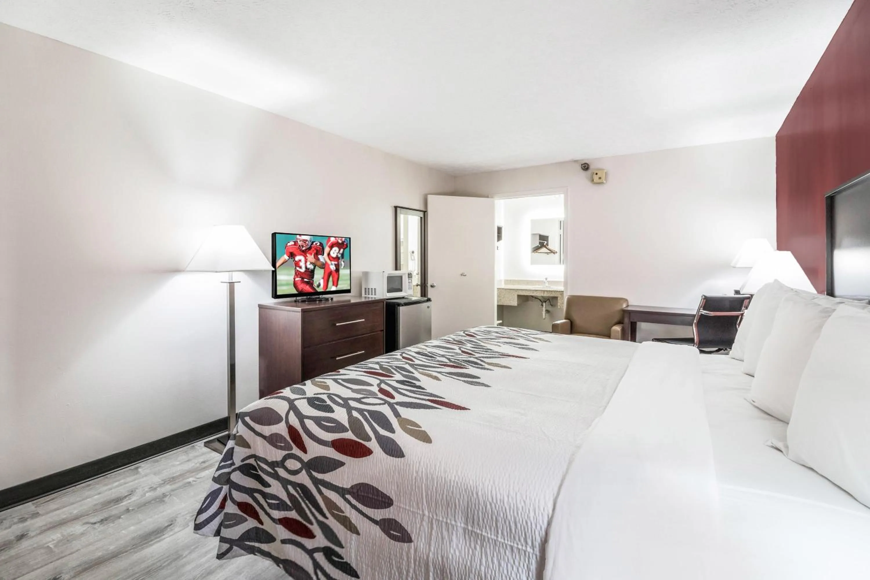 Deluxe Queen Room with One Queen Bed Non-Smoking in Red Roof Inn Cadiz