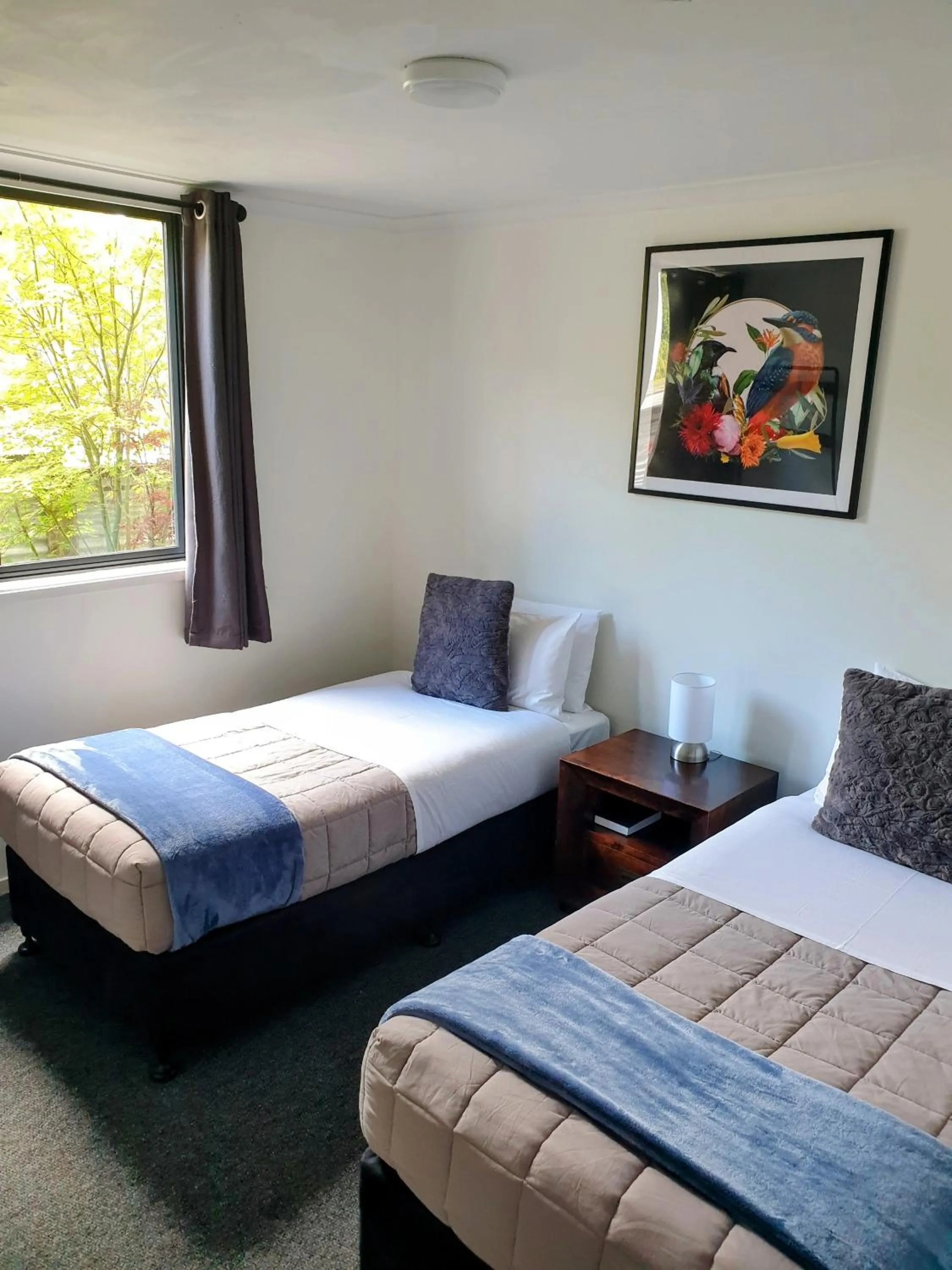 Twin Room with Shared Bathroom in LKNZ Lodge & Cafe