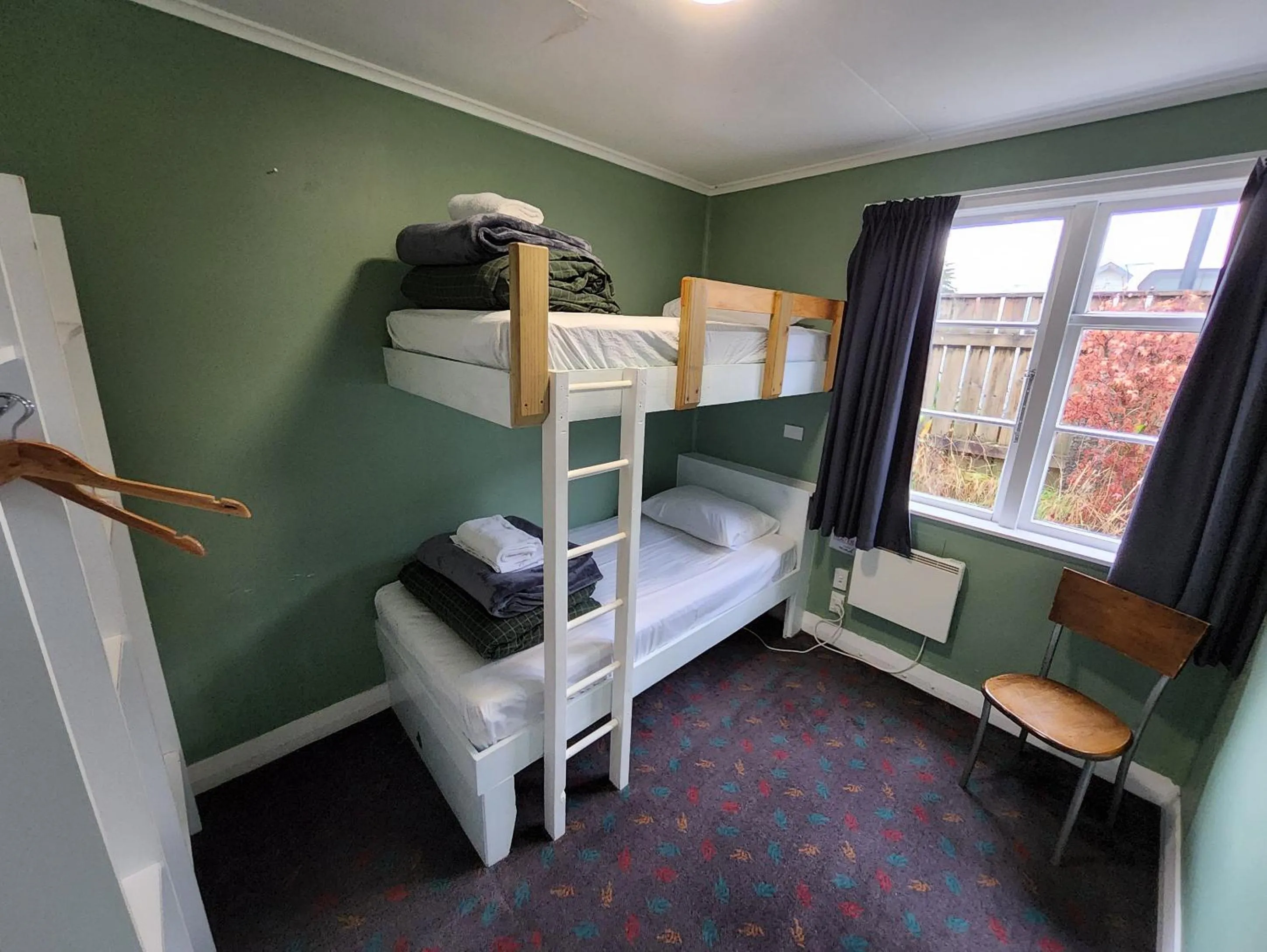 Budget Twin Room in LKNZ Lodge & Cafe