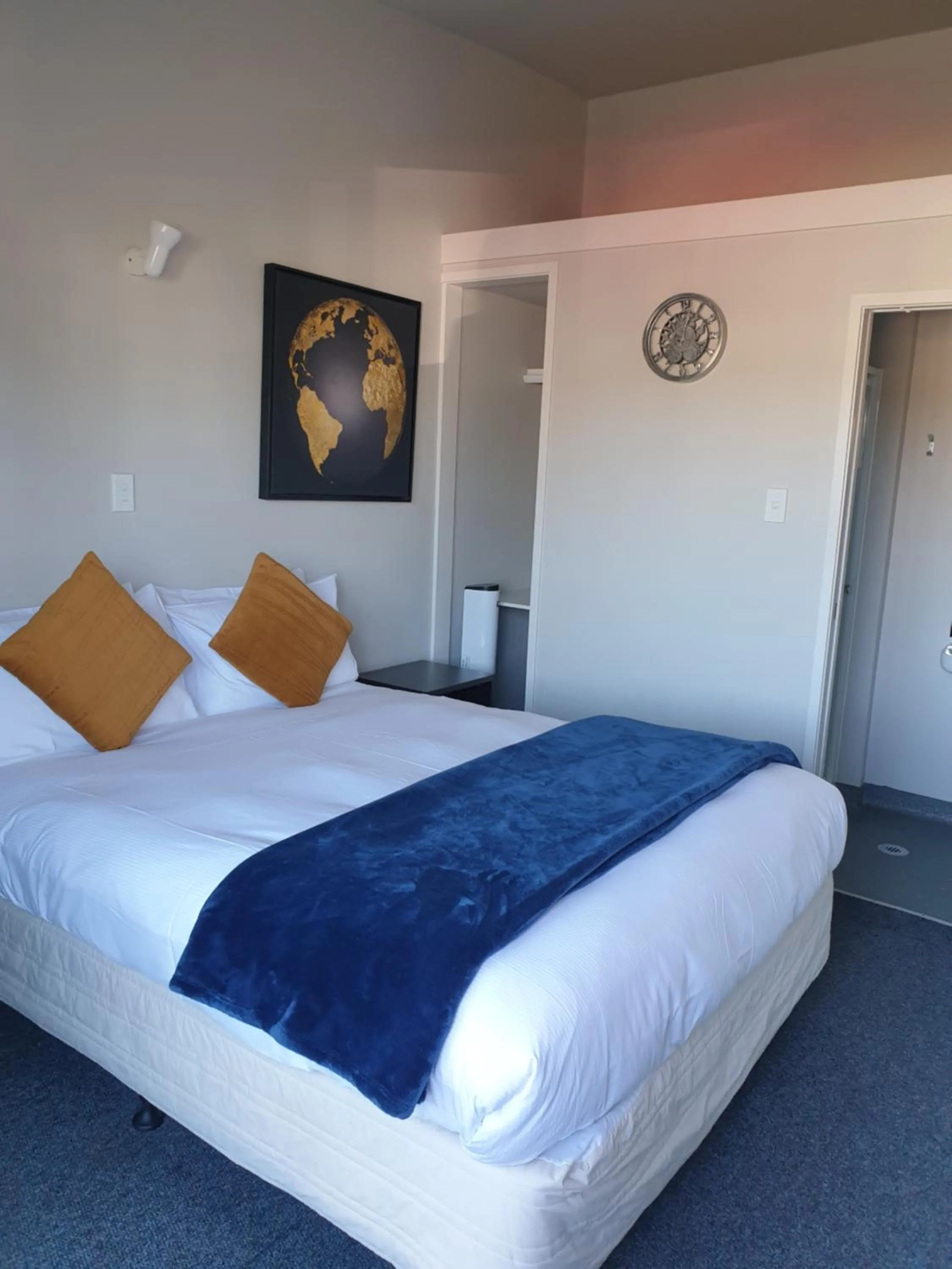 Double Room with Private Bathroom in LKNZ Lodge & Cafe
