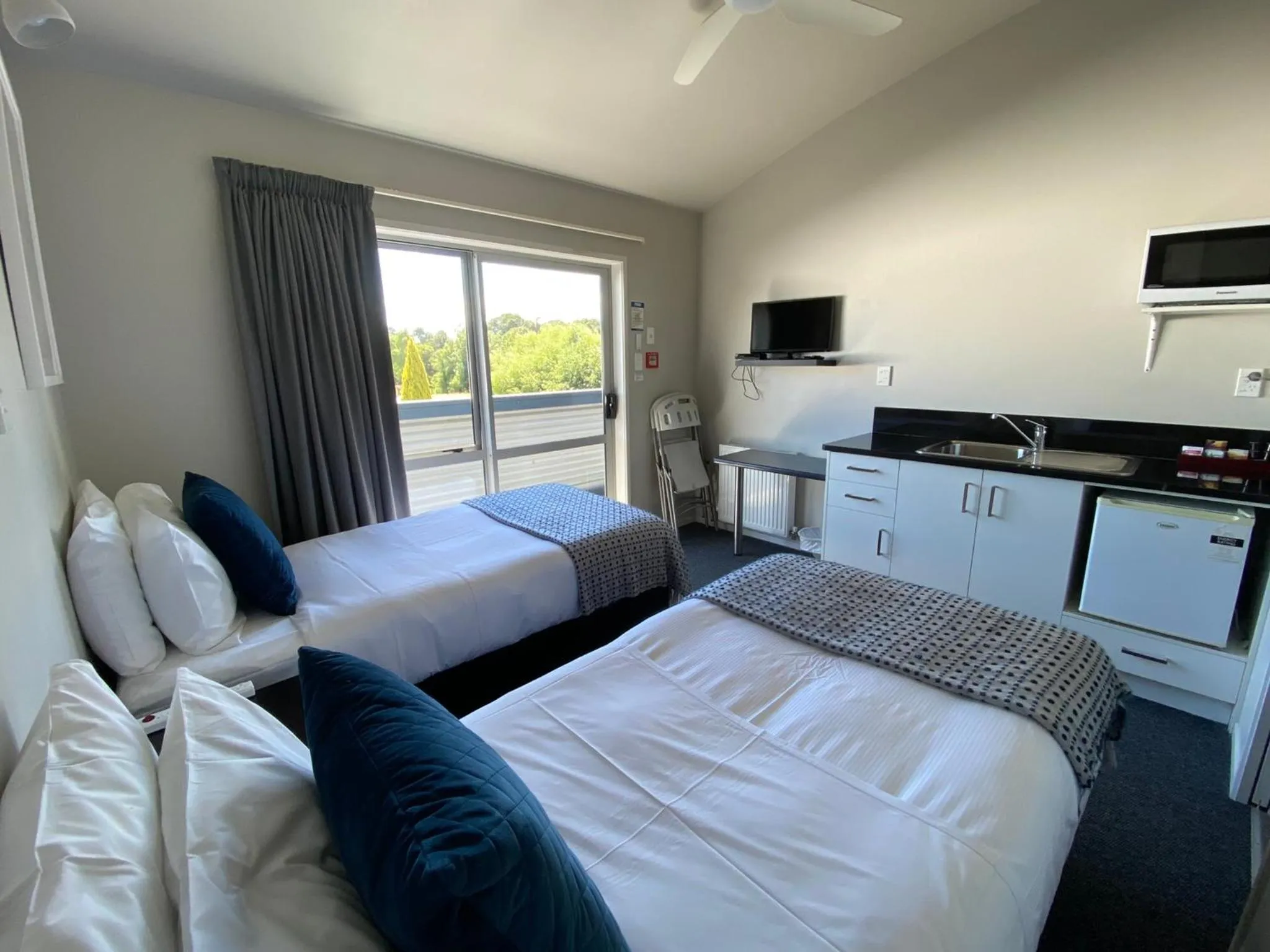 Twin with Private Bathroom (2 Single Beds) in LKNZ Lodge & Cafe