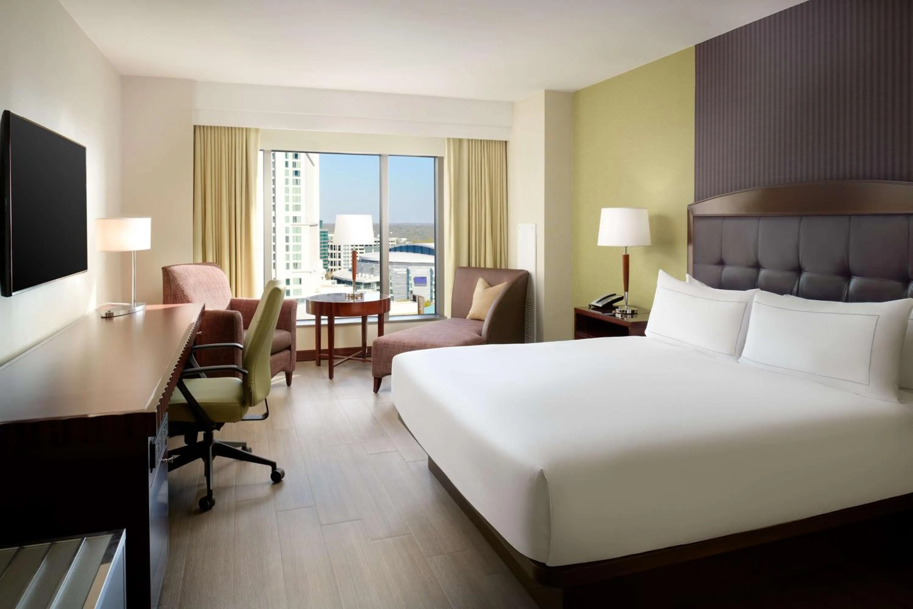 Deluxe King Room in Hilton Charlotte Uptown