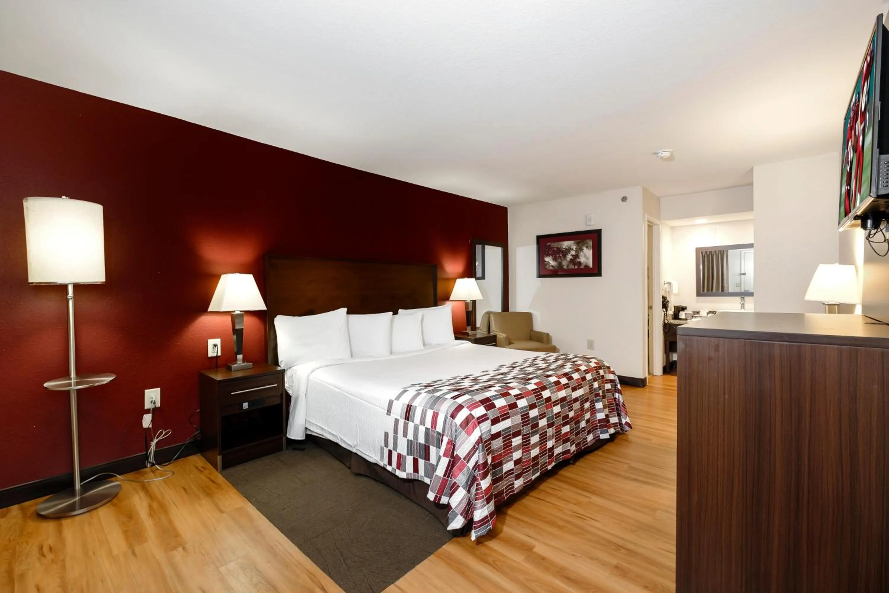 Superior King Room Smoke Free in Red Roof Inn Helen