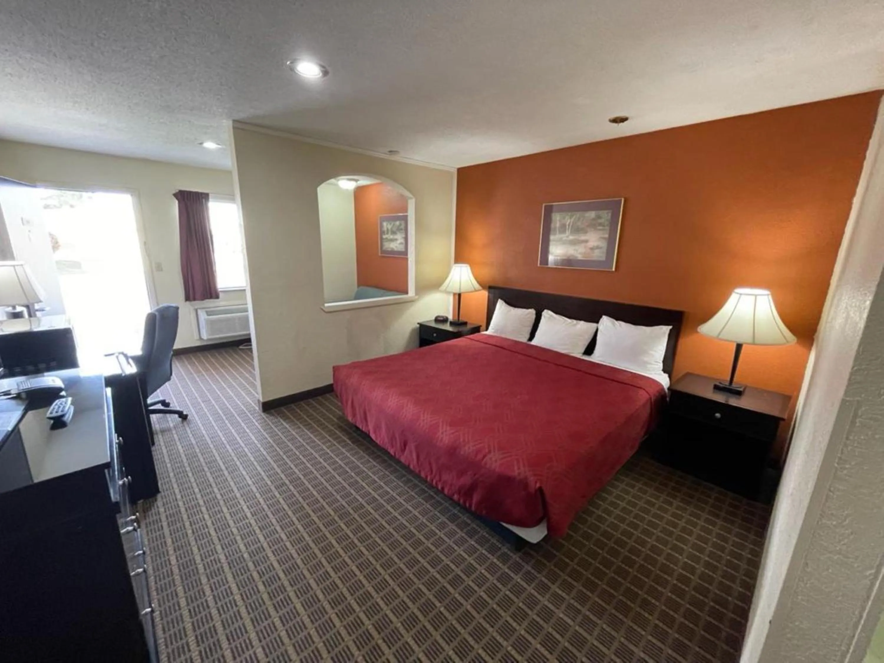 King Room - single occupancy - Non-Smoking in Knights Inn & Suites Emporia
