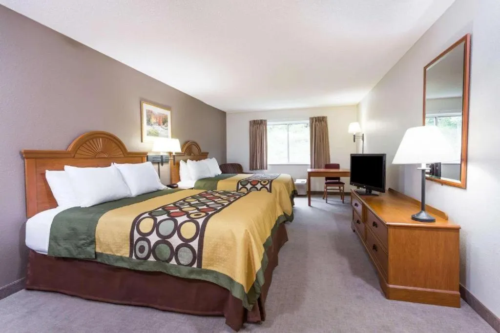 Quadruple Room with Two Queen Beds - Non Smoking in Super 8 by Wyndham Huntington WV