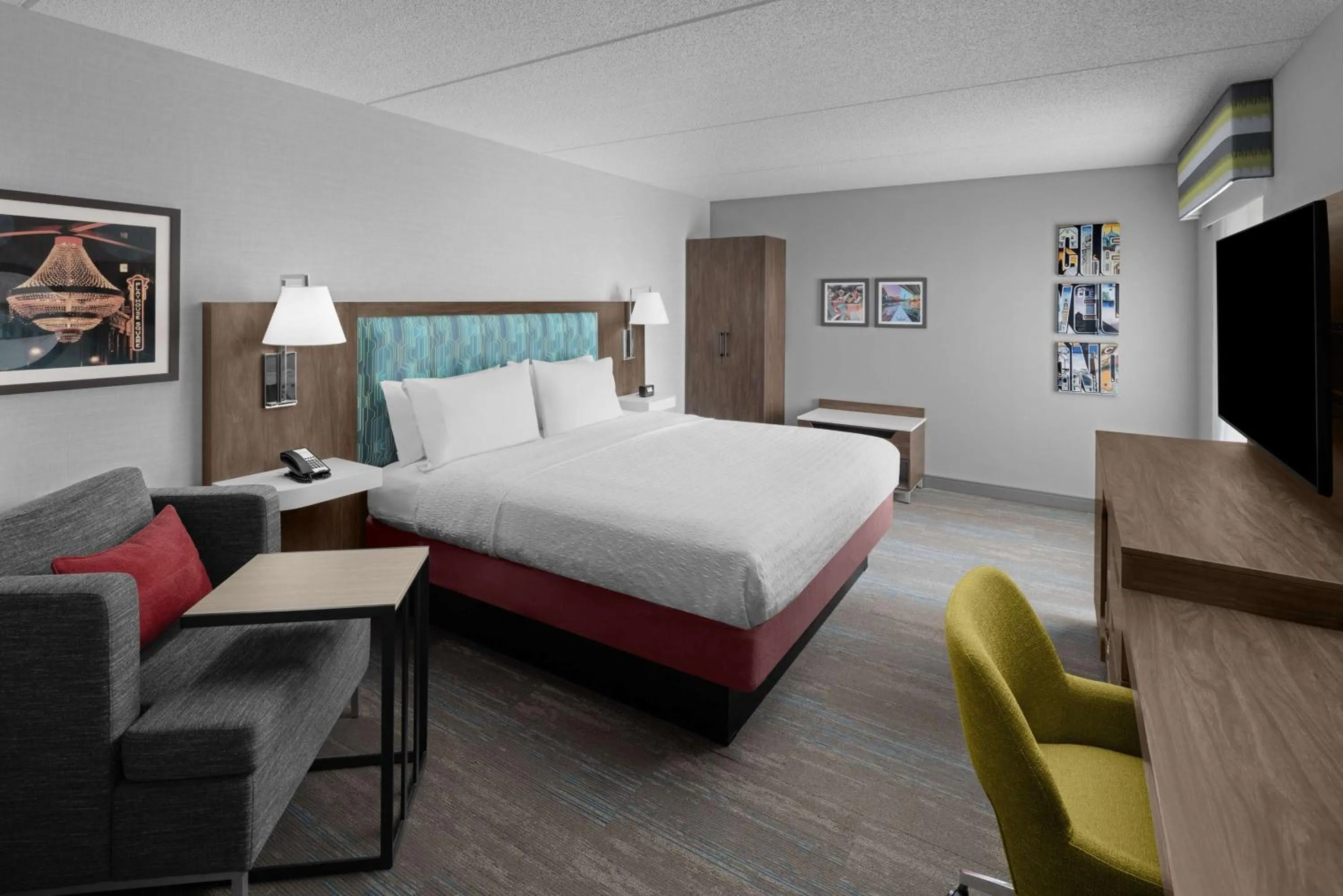 Corner King Room with City View - Non-Smoking in Hampton Inn Cleveland-Downtown