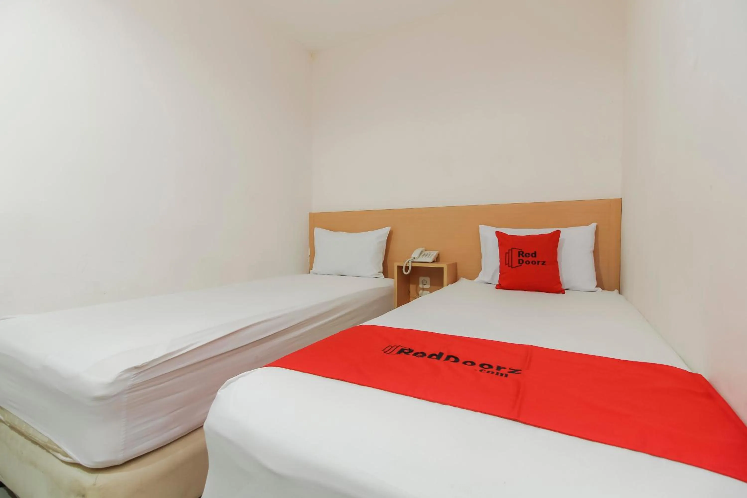 Twin Room in RedDoorz Plus near Galaxy Bekasi