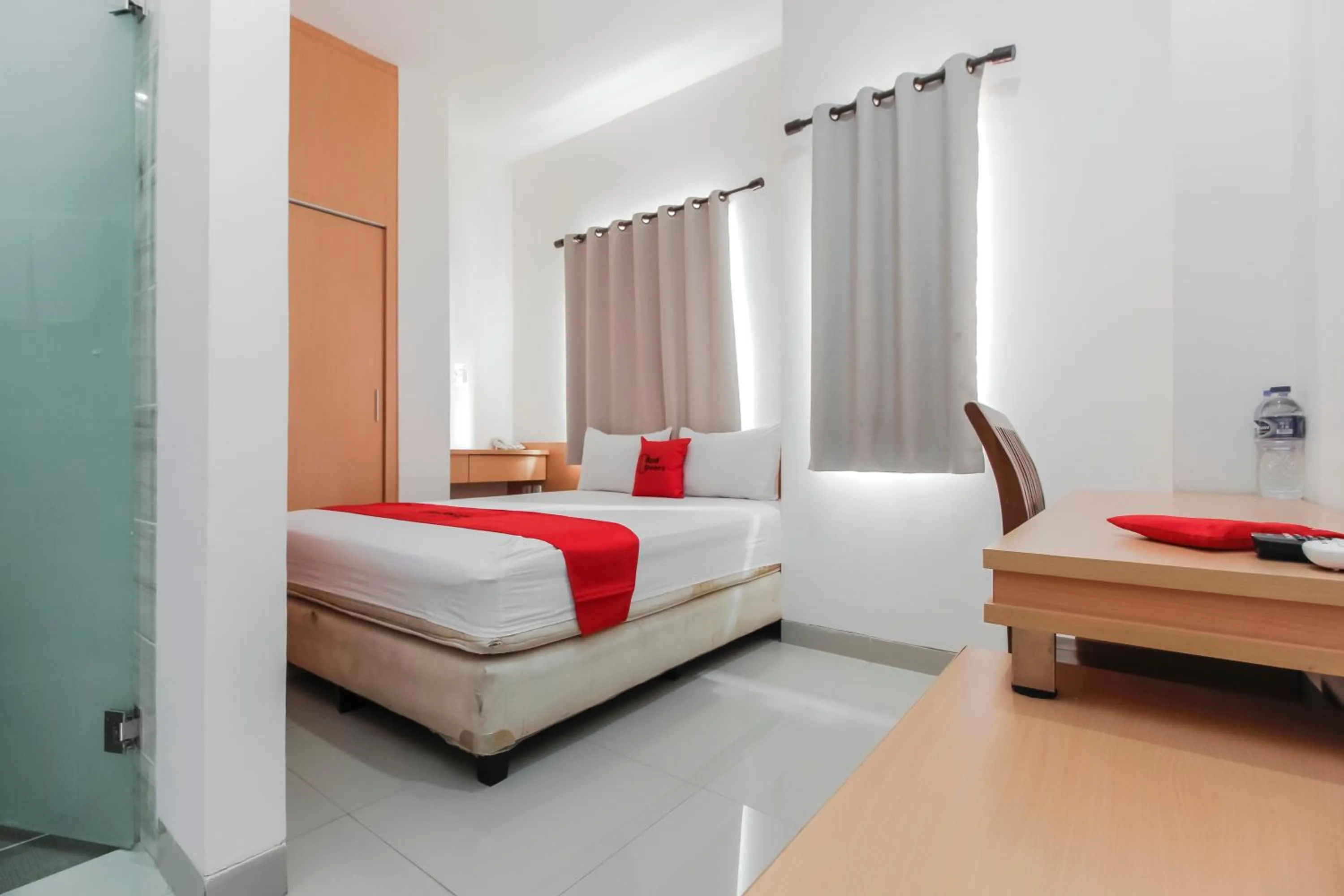 Deluxe Room in RedDoorz Plus near Galaxy Bekasi