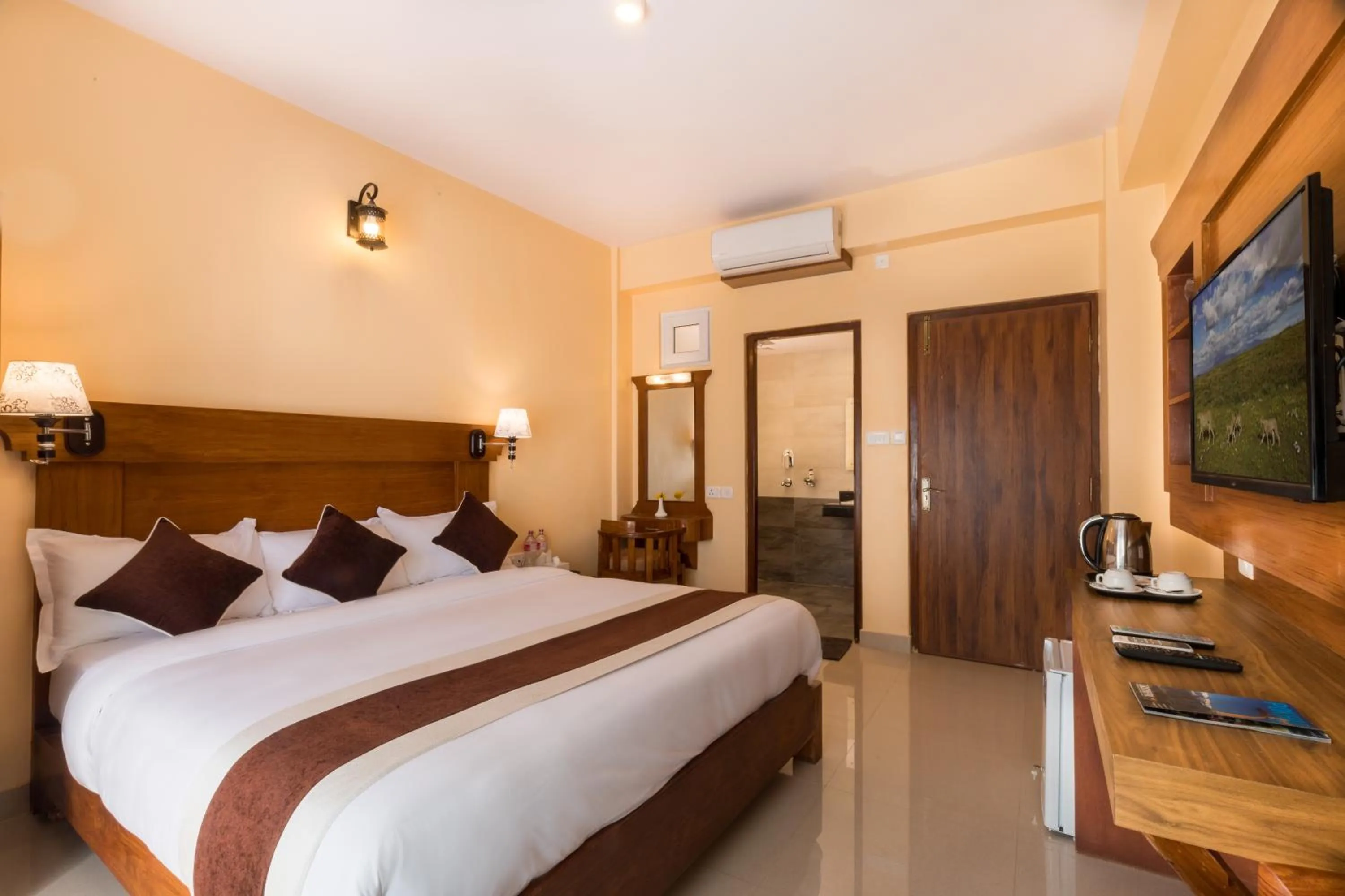 Deluxe Double Room with Balcony - single occupancy in Hotel Lake Shore
