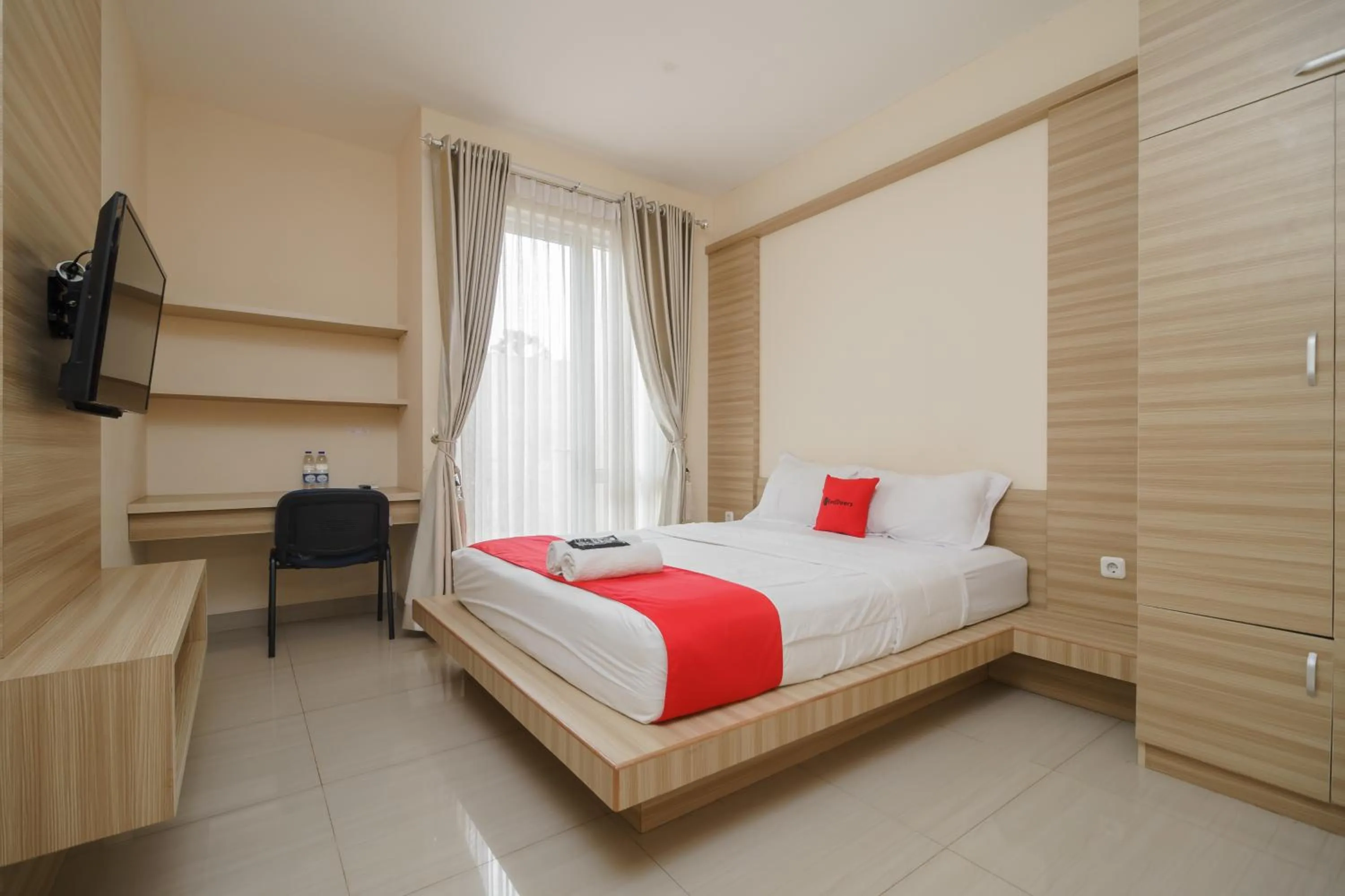 Deluxe Room in RedDoorz Syariah Plus @ Wisma Bougenville Karawaci