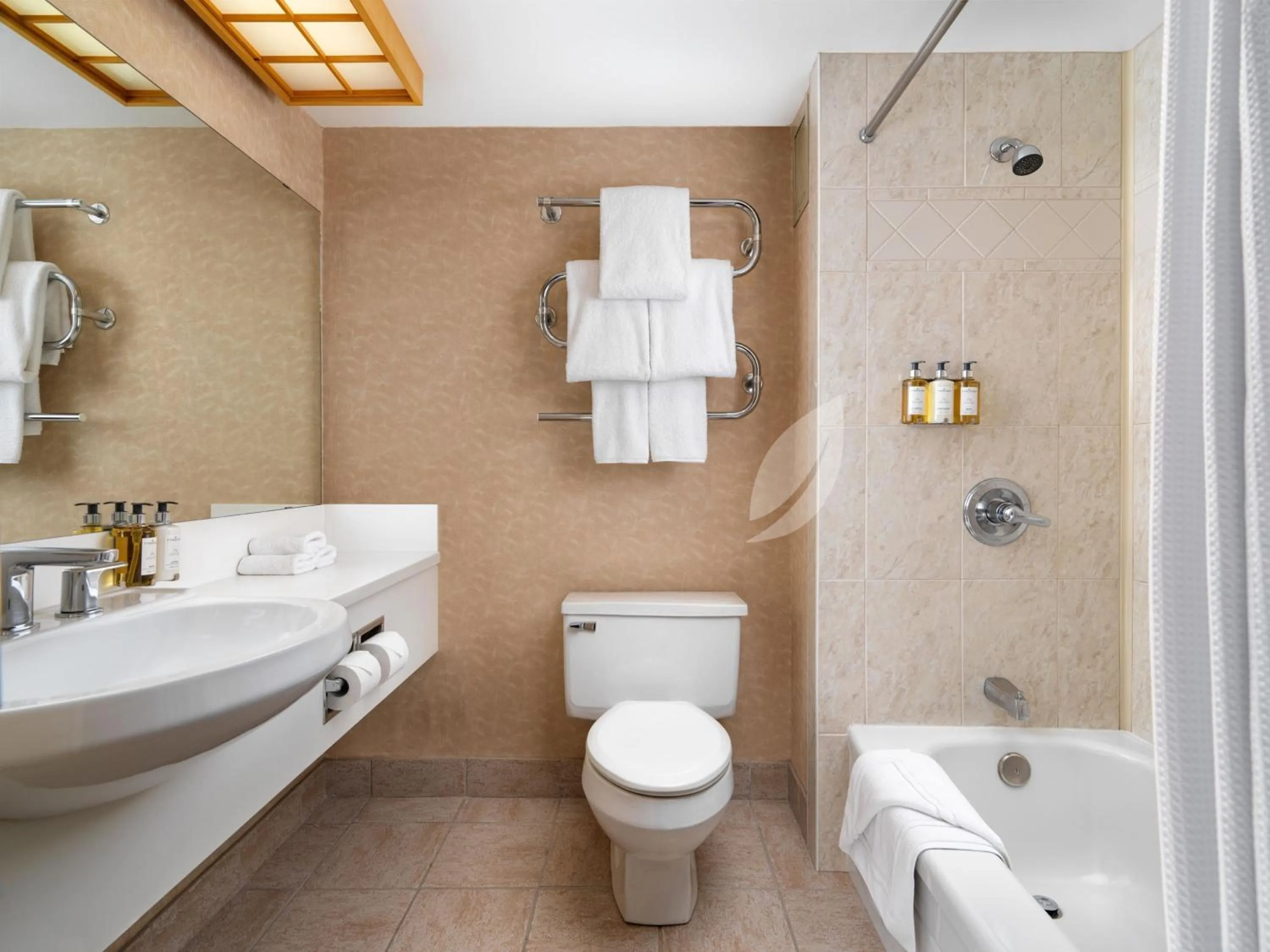 Laurel Wing Inner Harbor King Room in Inn at Laurel Point