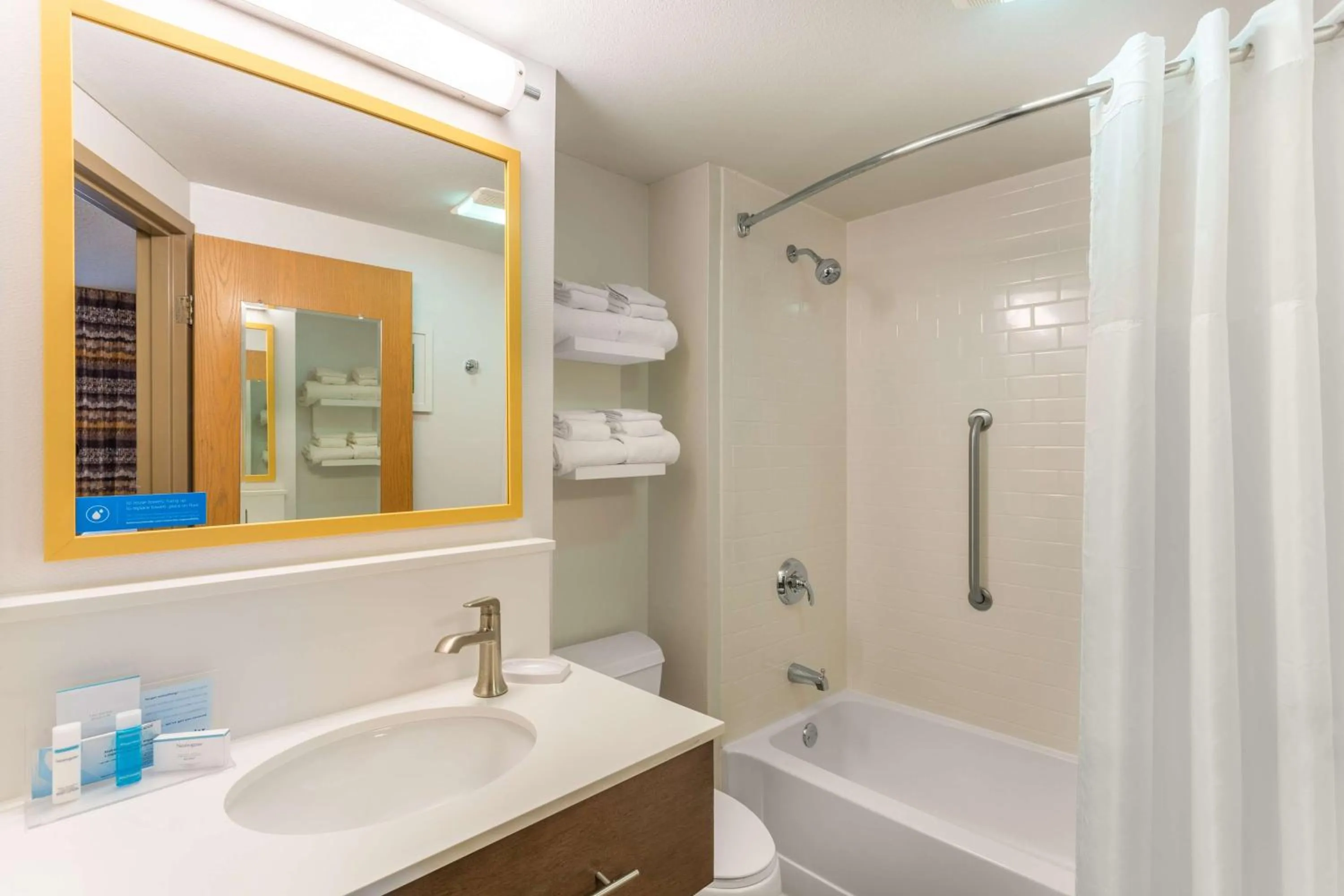 Queen Room with Mobility Accessible Tub - Non-Smoking in Hampton Inn Cedar Rapids