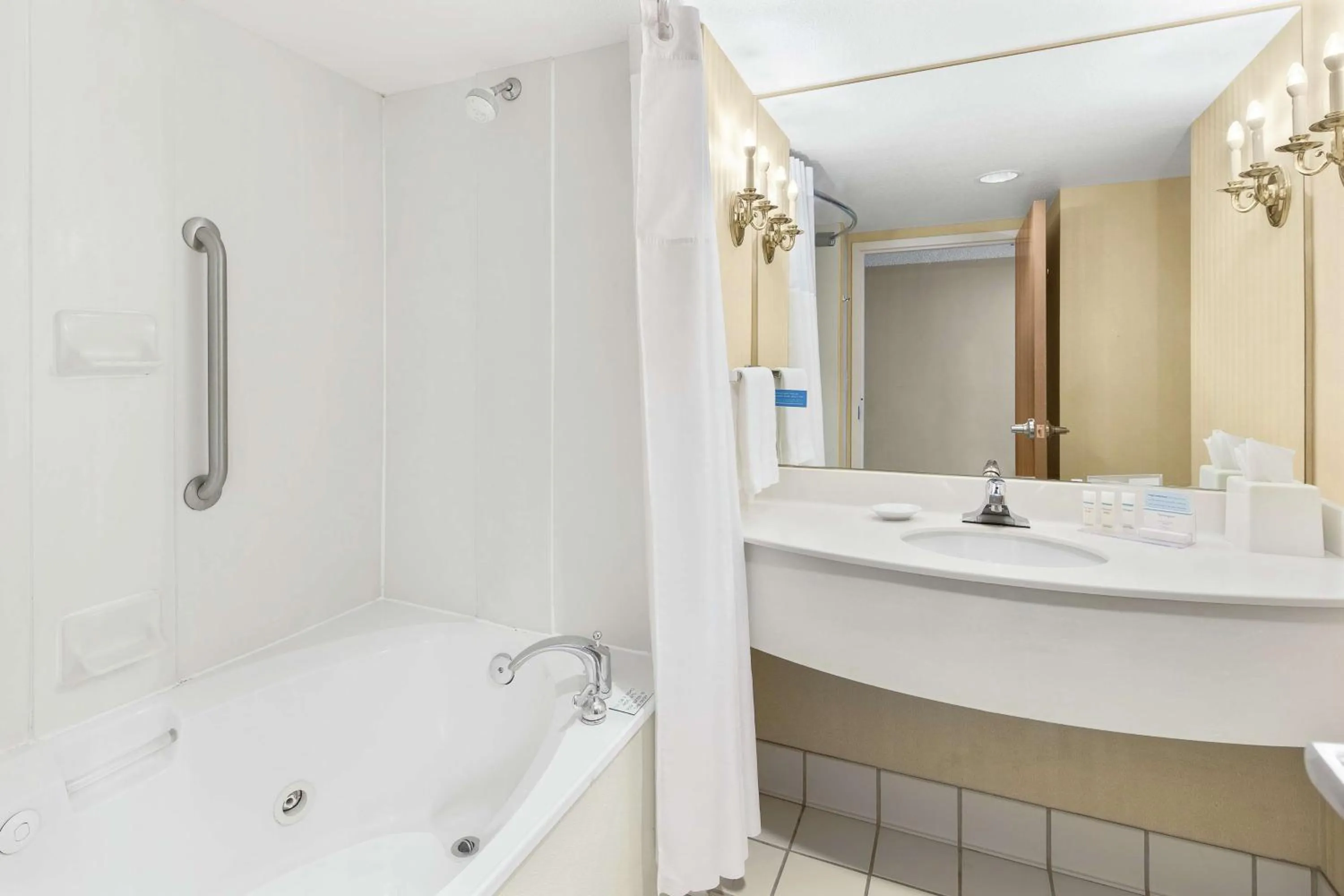 King Room with Spa Bath in Hampton Inn Columbus-North