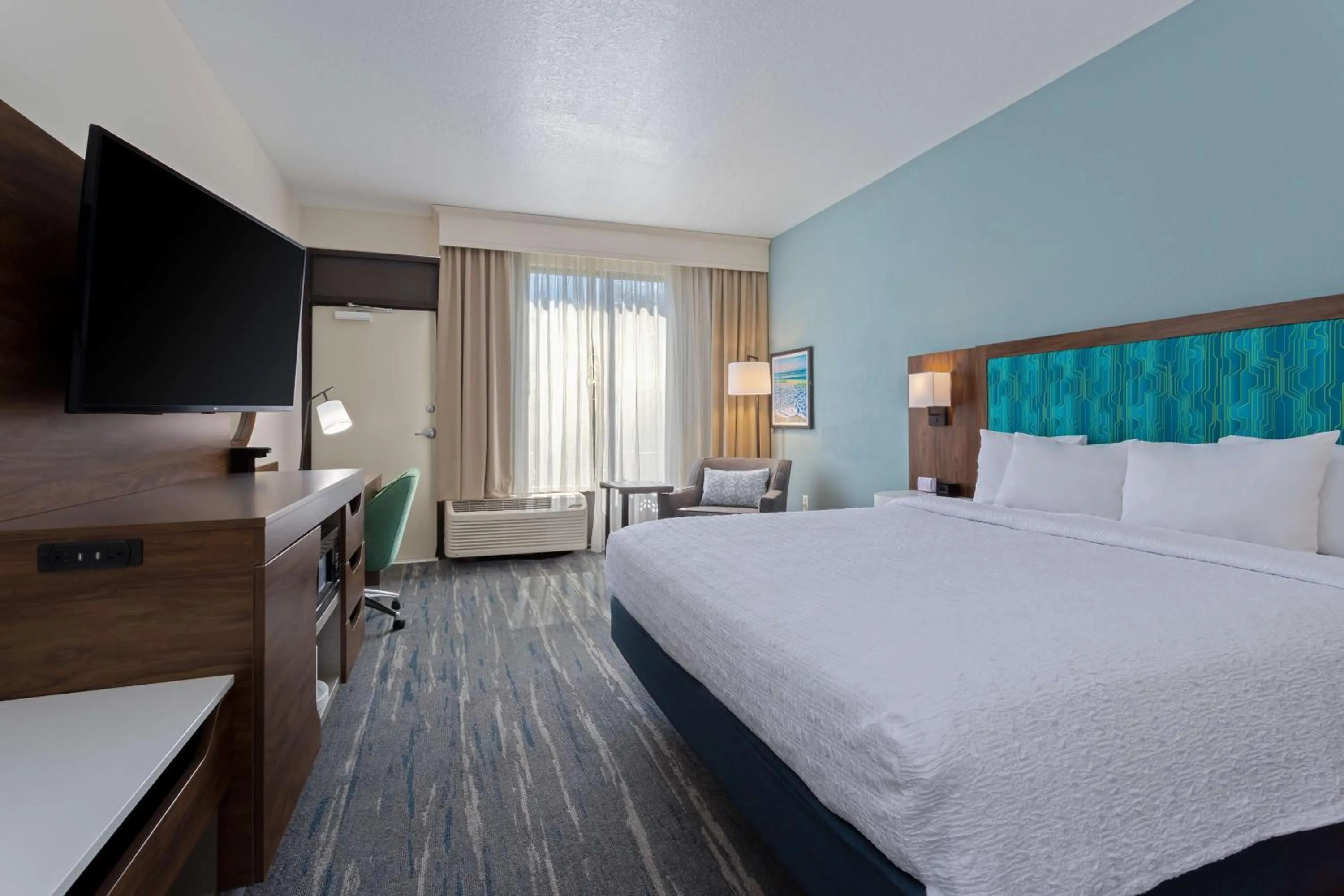 King Room with Sofa Bed and Roll-In Shower - Mobility Access/Non-Smoking in Hampton Inn Cocoa Beach