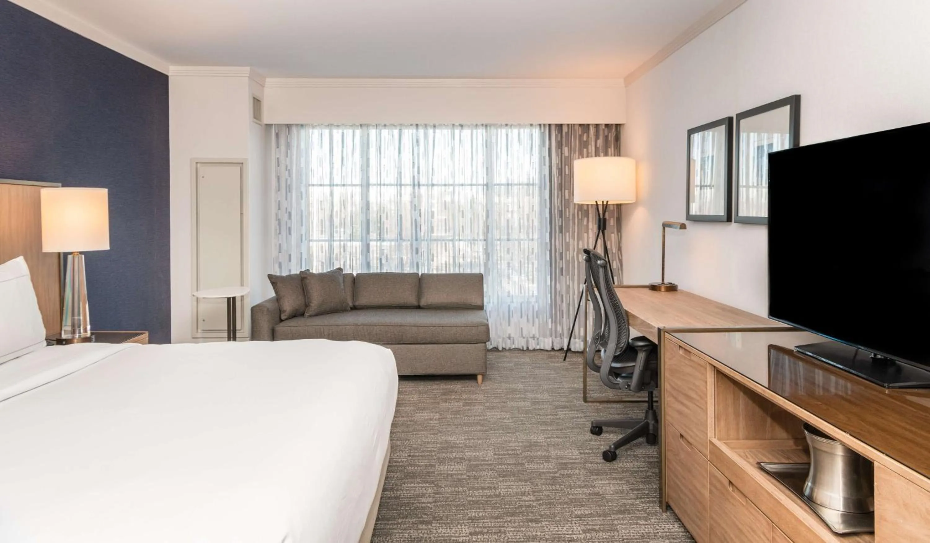 King Room with Sofa Bed in Hilton Columbus/Polaris