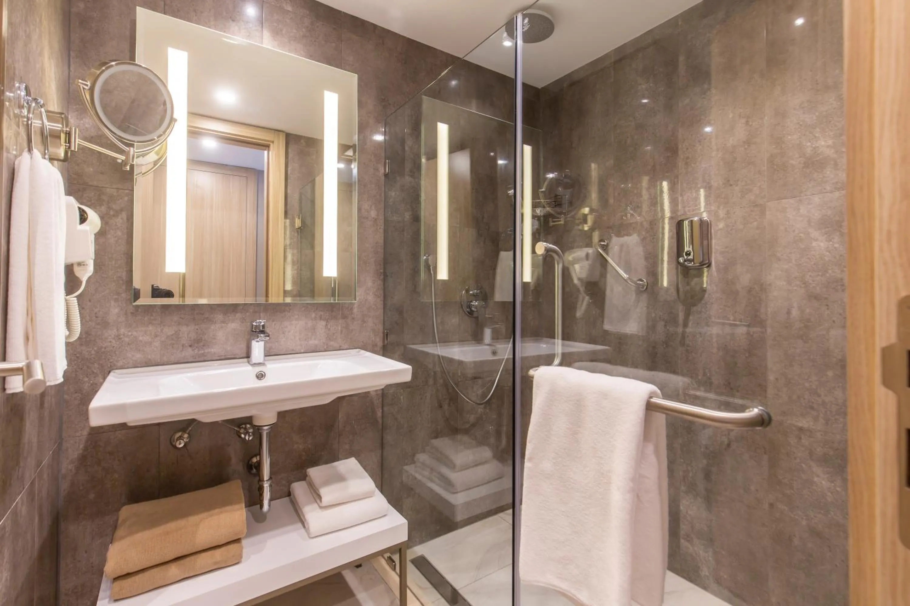 Deluxe Family Room in WOOVO Phuket Patong - by Swandor