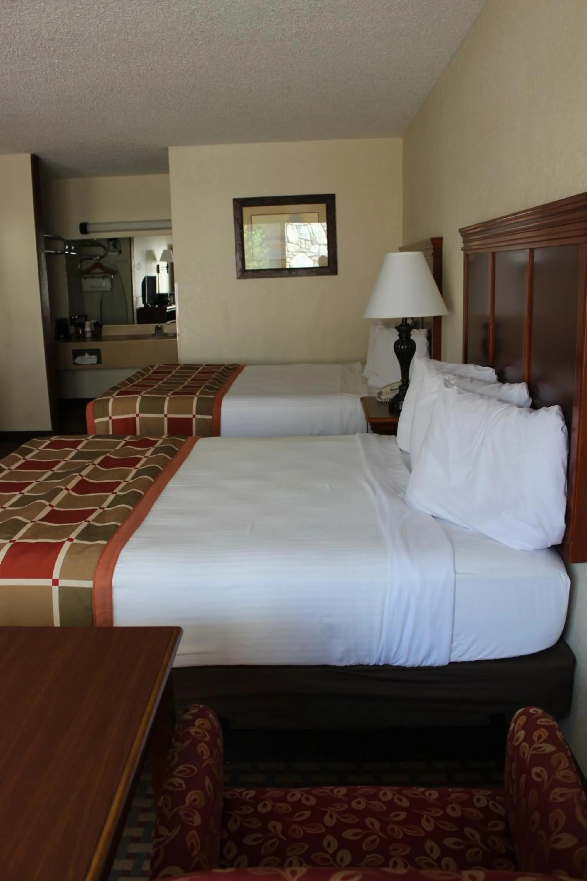 Queen Room - Smoking in Great Smokies Inn - Cherokee