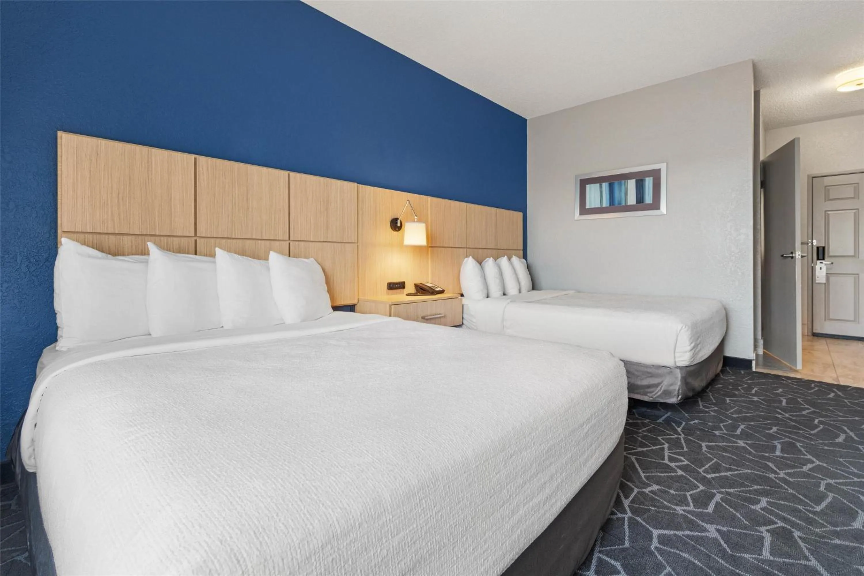 Queen Room with Two Queen Beds and Bath Tub - Mobility Accessible in Best Western Eau Claire South