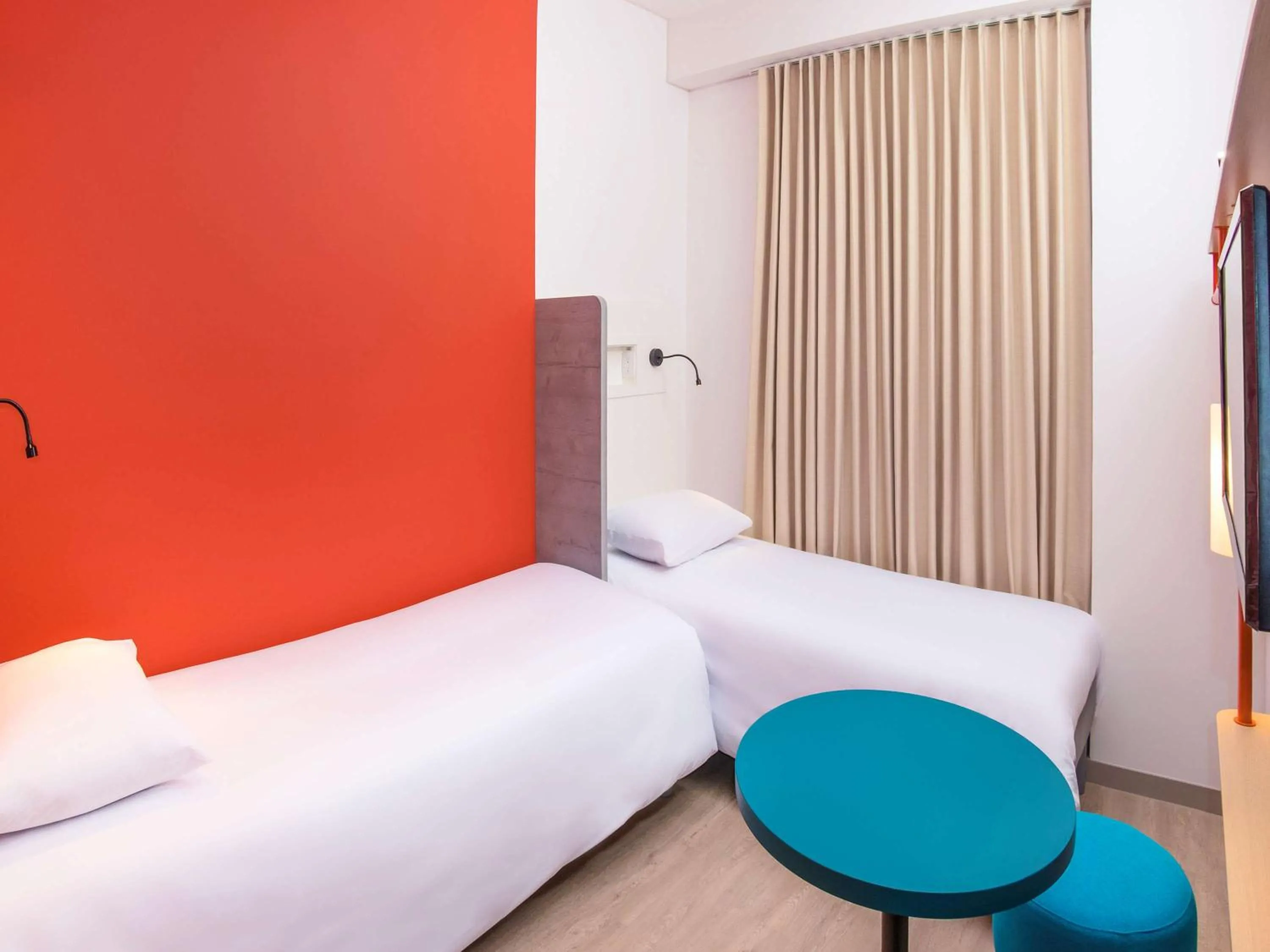 Standard Twin Room in ibis budget Medellín Itagüí Metro