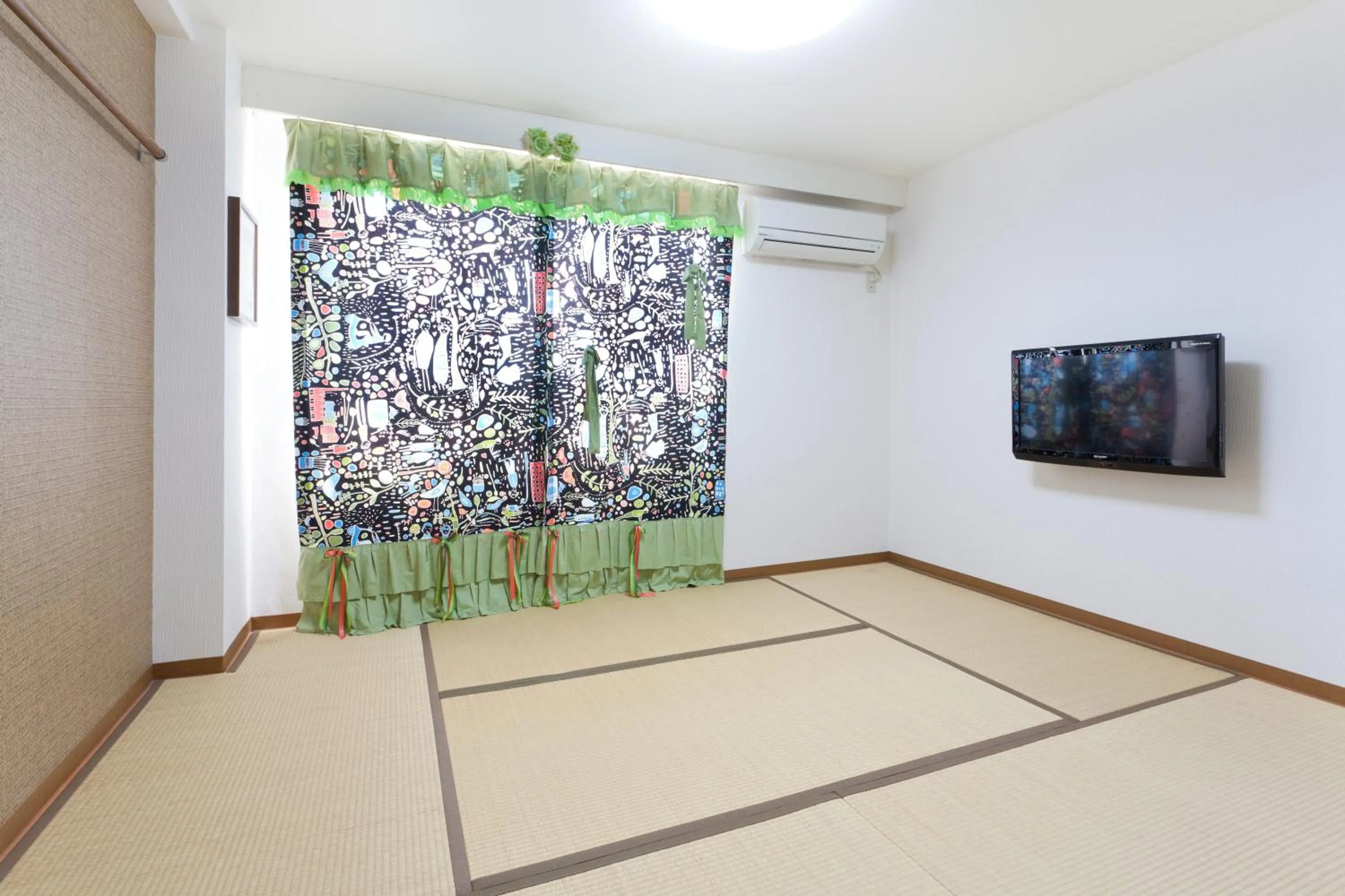 Japanese-Style Twin Room in Hanabi Hotel