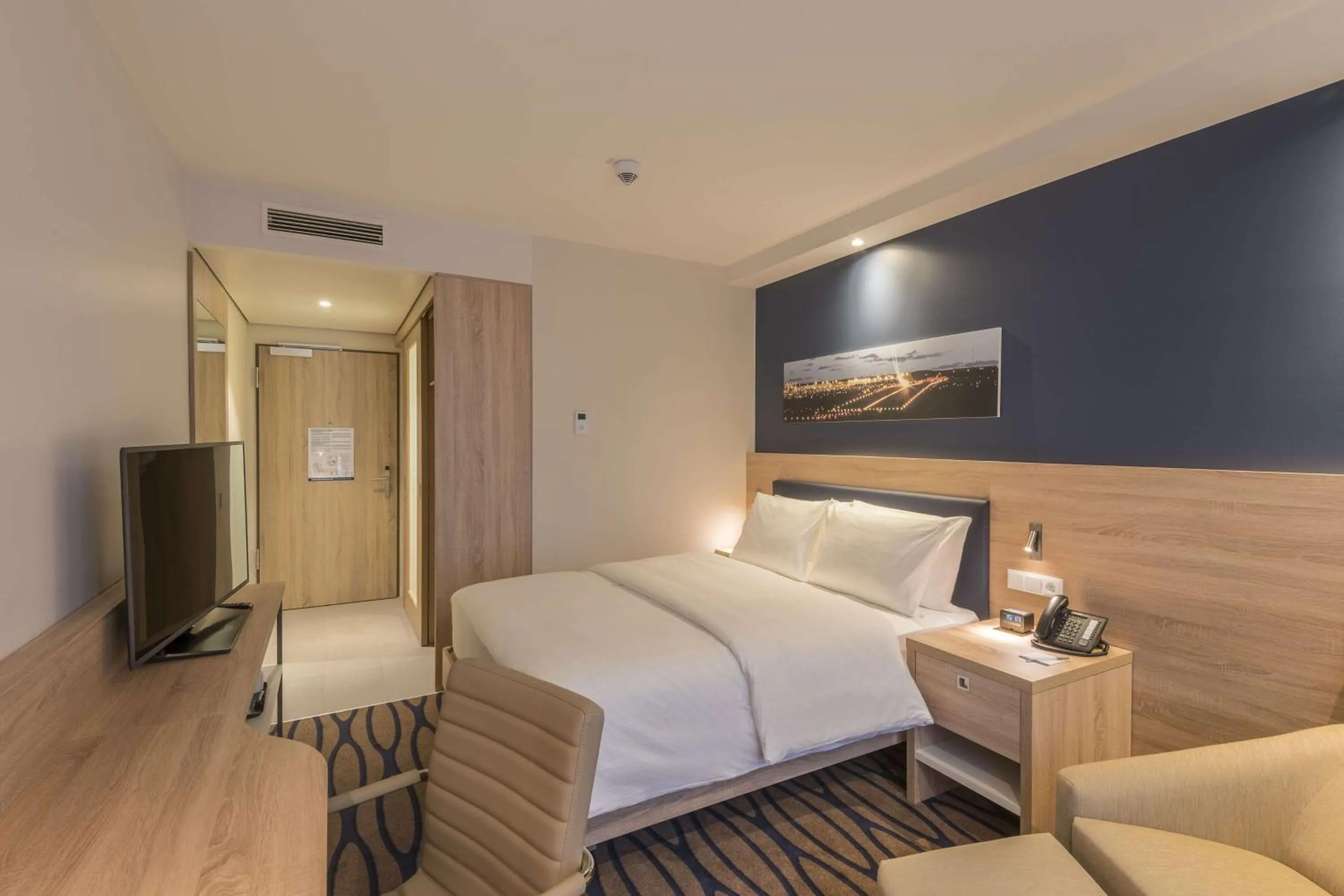 Queen Room in Hampton By Hilton Frankfurt Airport