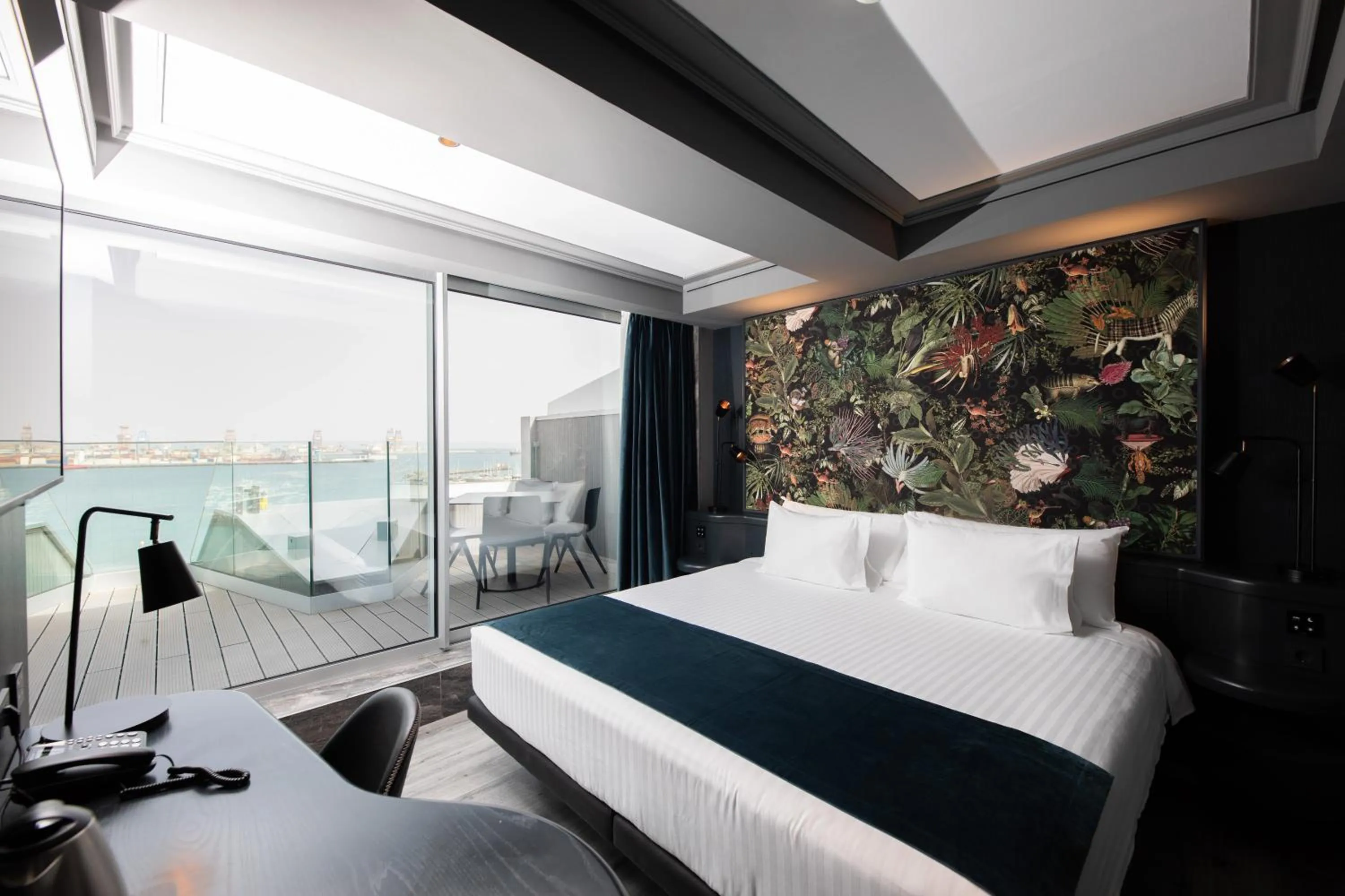 Deluxe Double or Twin Room with Sea View and Terrace in Silken Saaj Las Palmas