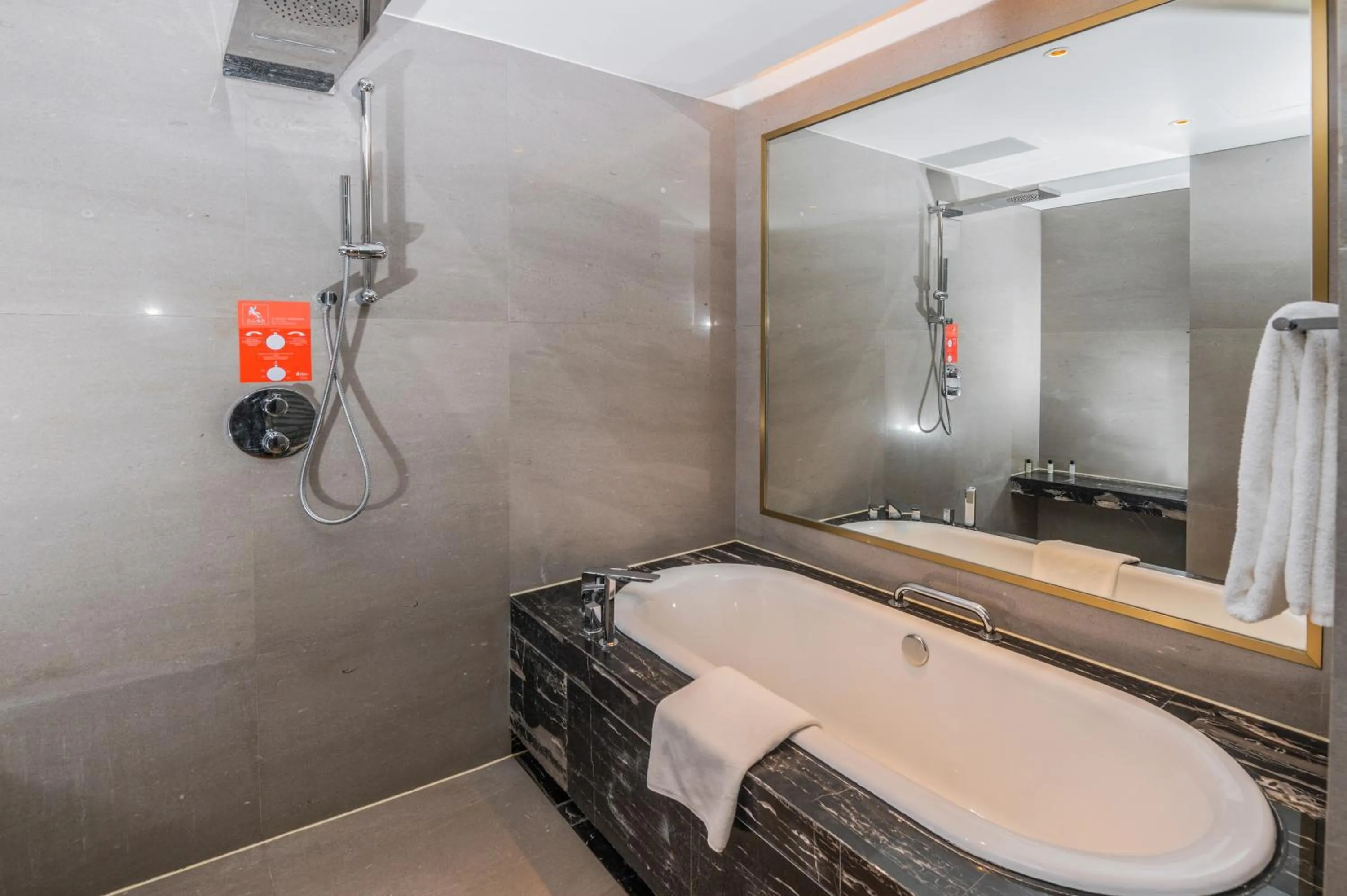 Standard King Room in Hotel Indigo Shanghai Jing'An by IHG