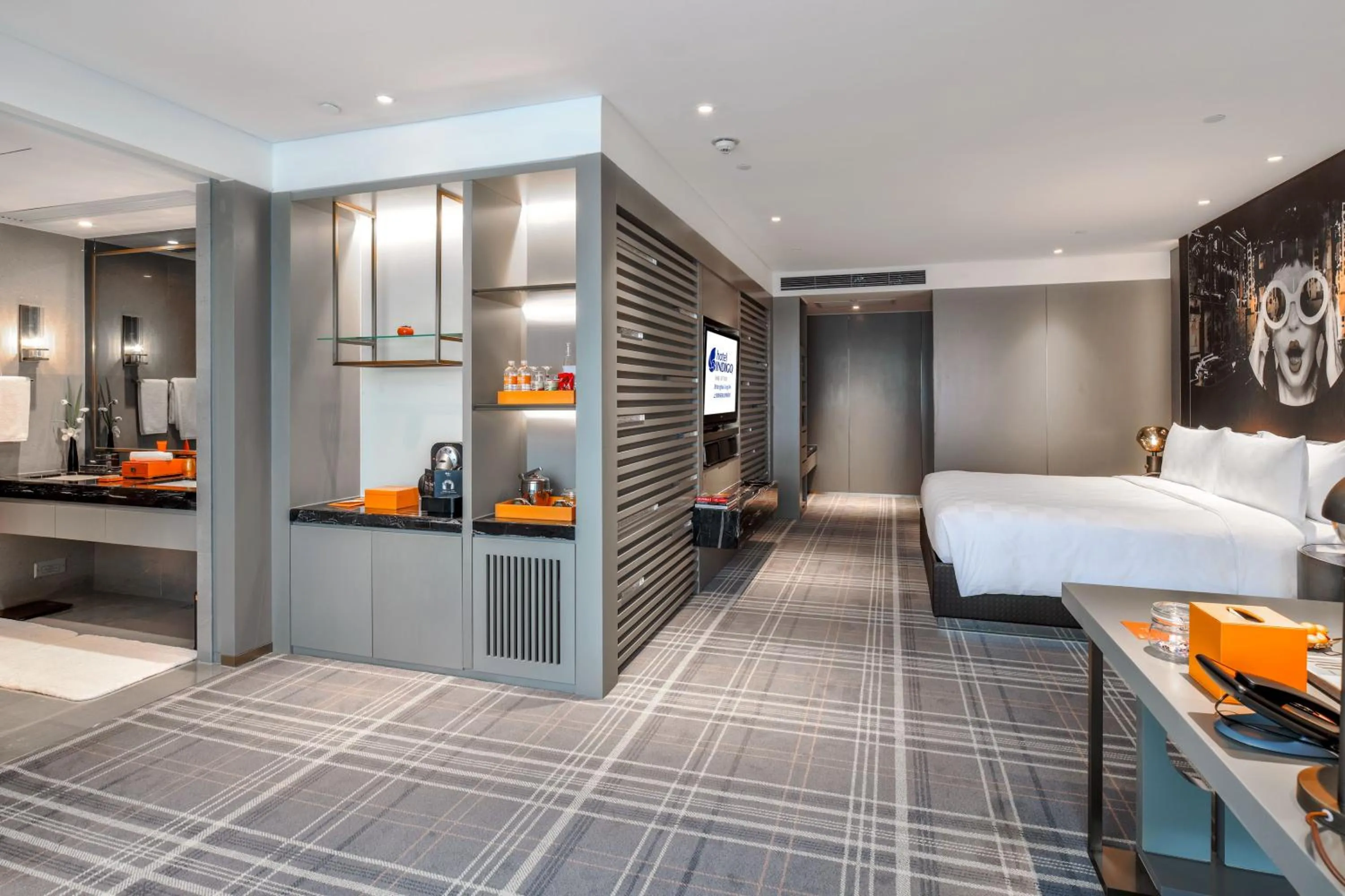 Premium King Room with City View in Hotel Indigo Shanghai Jing'An by IHG