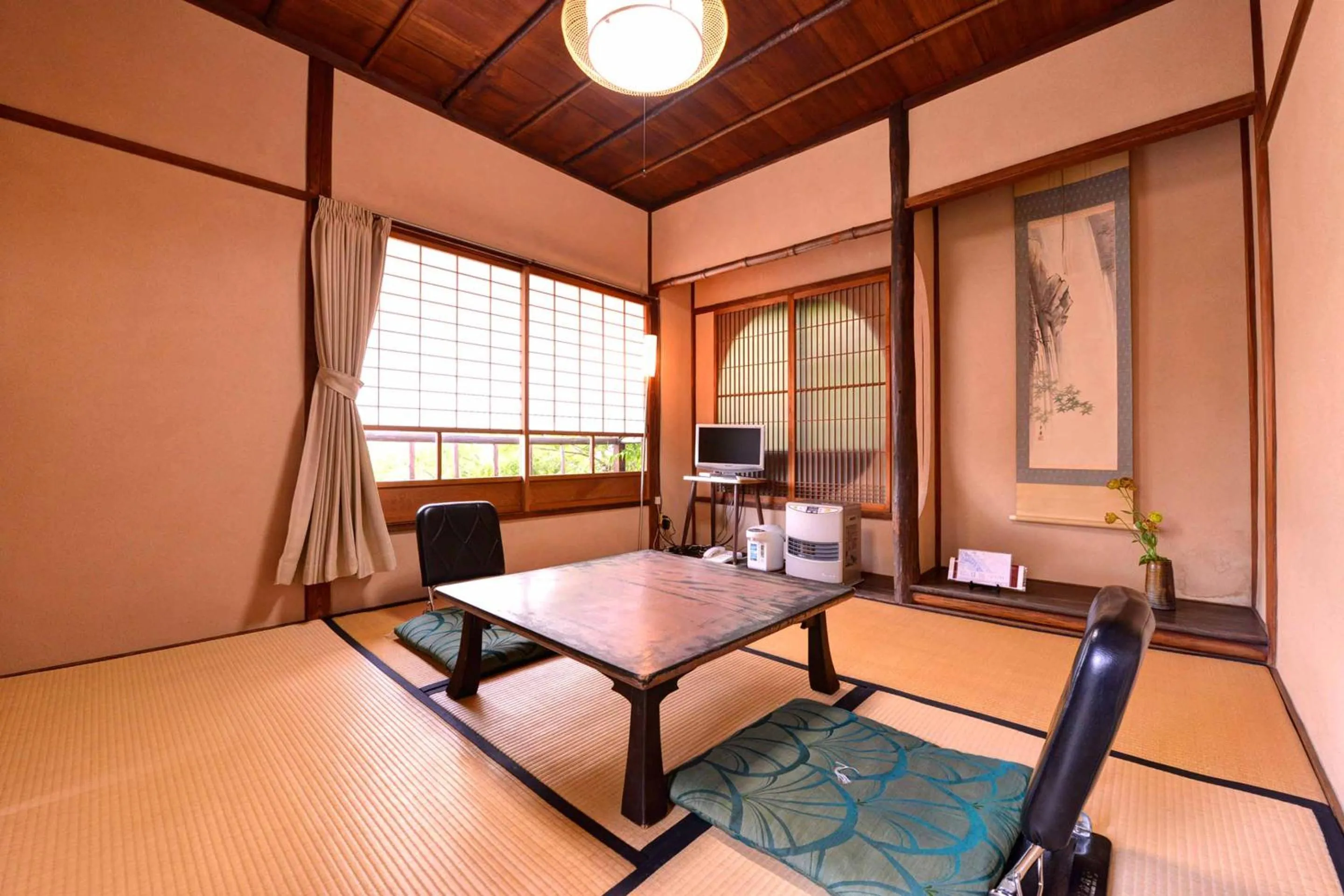 Japanese-Style Family Room with Shared Bathroom in Bingoya