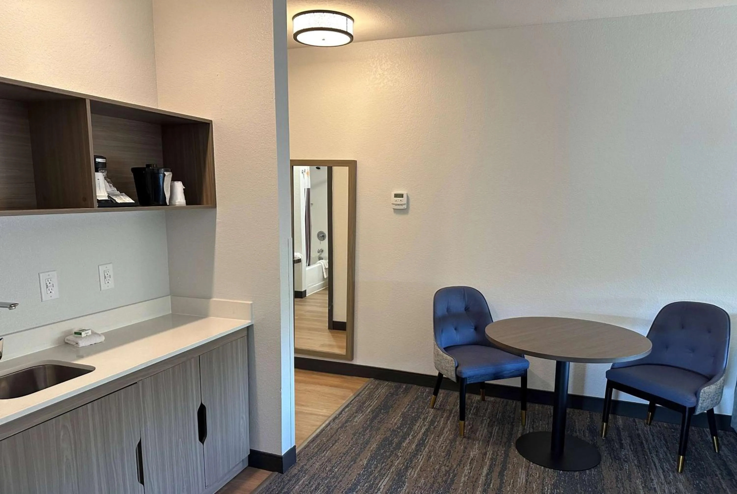 One-Bedroom King Suite with Roll-In Shower - Mobility Accessible/Non-Smoking in La Quinta by Wyndham Macon West