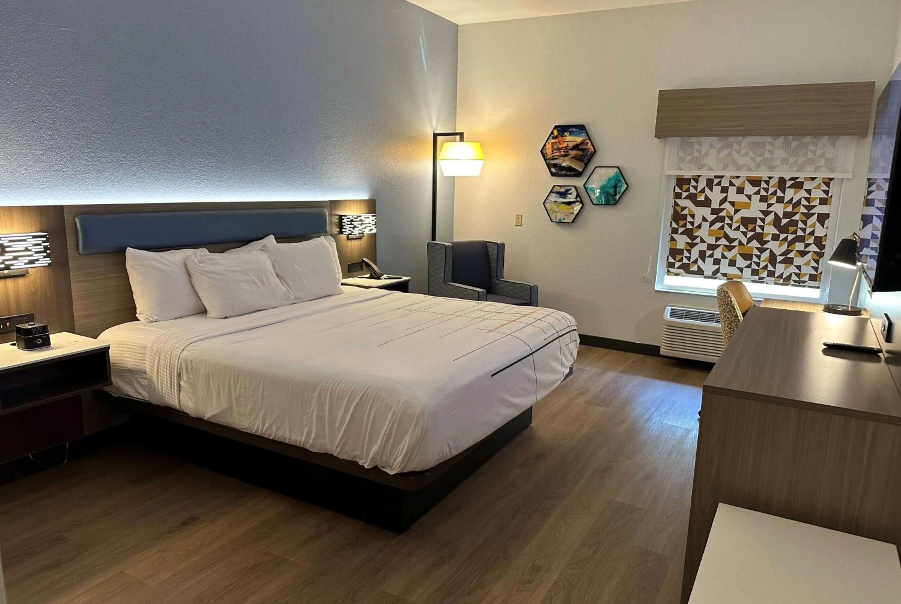 King Room with Roll-In Shower Bars - Mobility Accessible/Non-Smoking in La Quinta by Wyndham Macon West