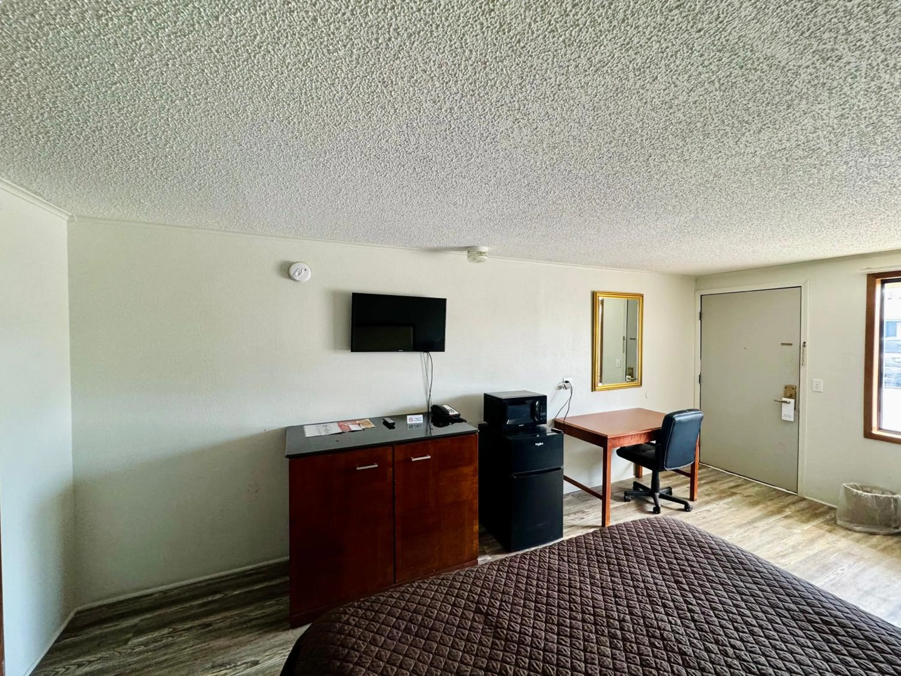 King Room - Disability Access/Non-Smoking in Knights Inn Bridgeport Frankenmuth