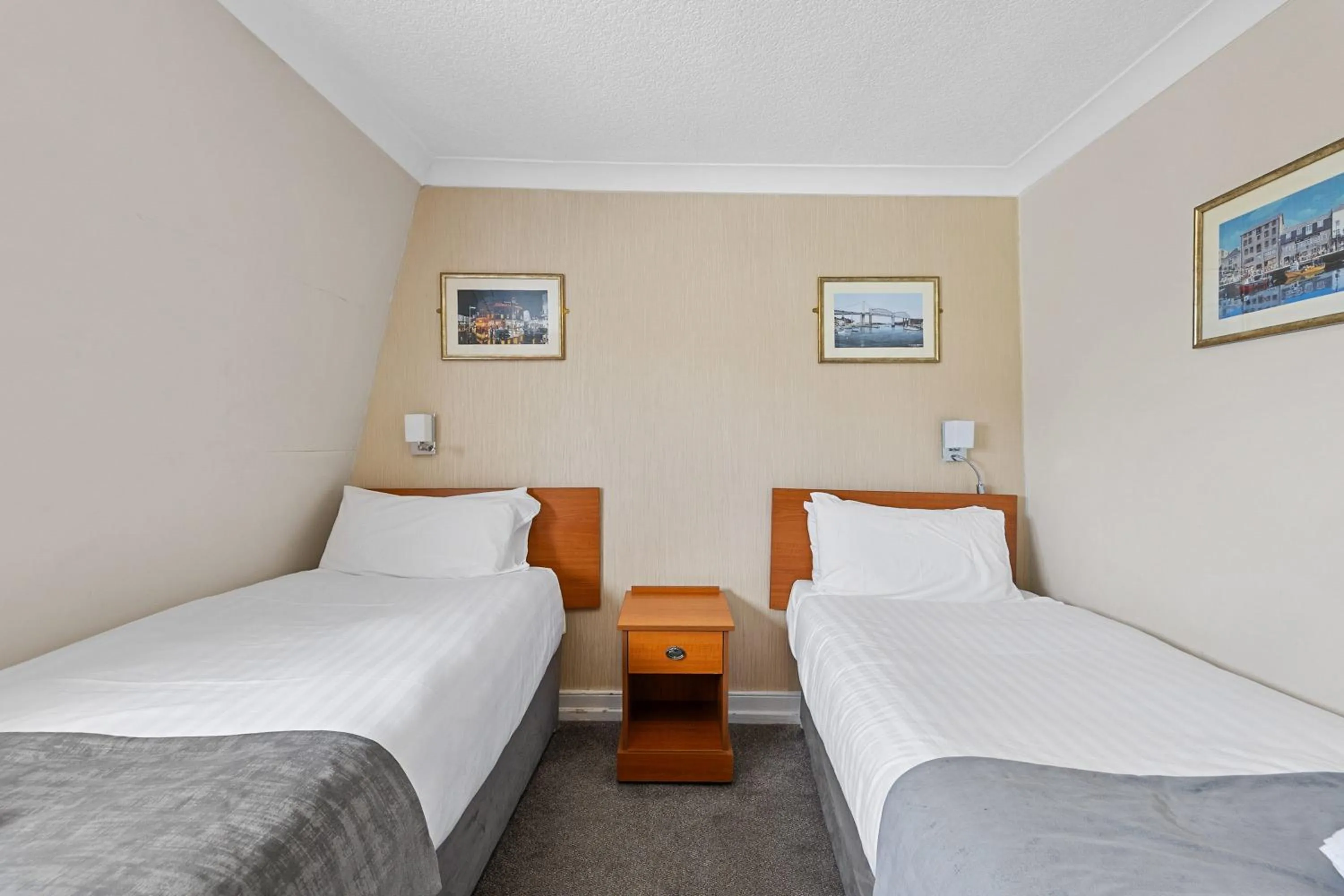 Twin Room in Invicta Hotel Plymouth