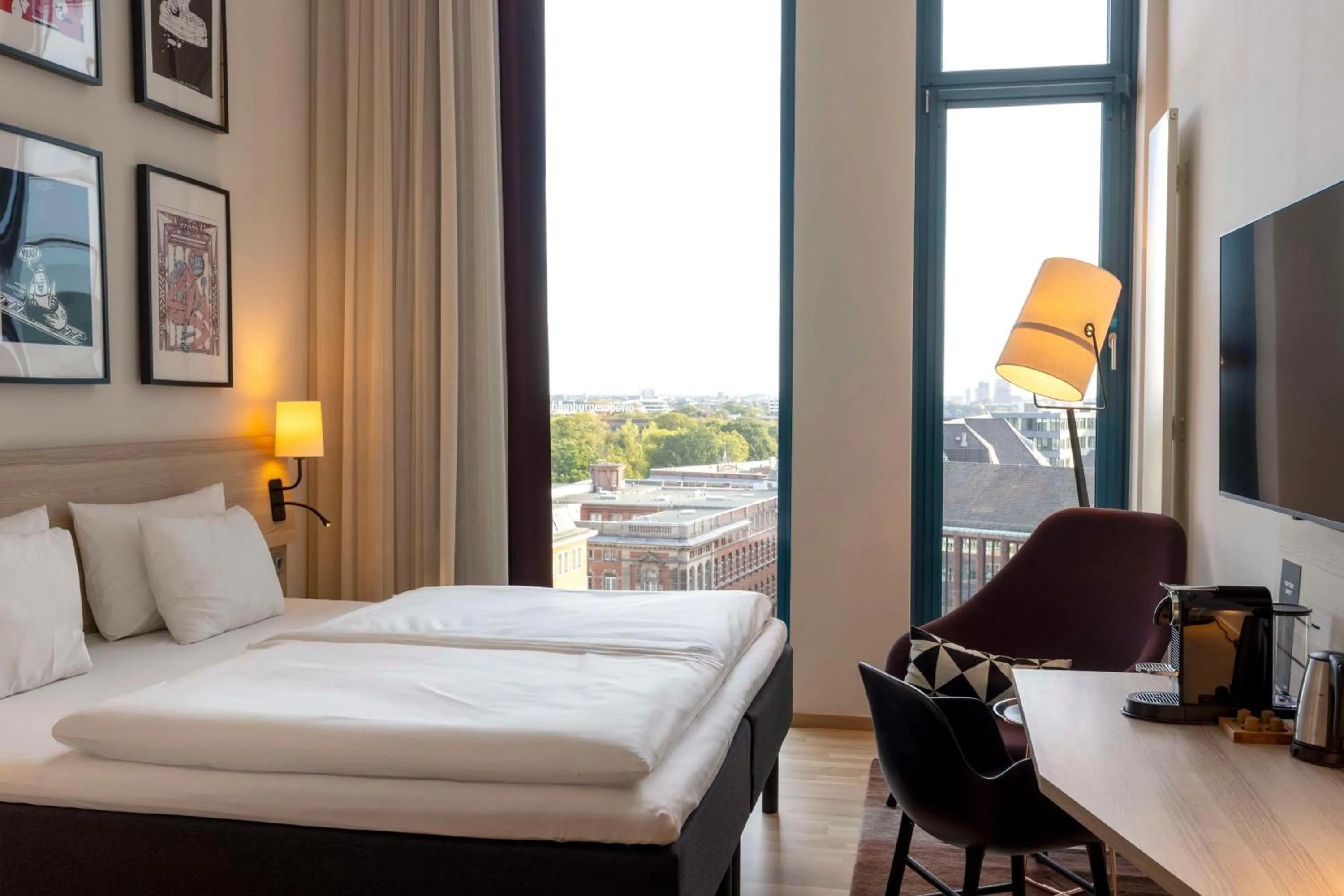 Superior Plus Double Room with access to the lounge "Living Room" in Scandic Hamburg Emporio