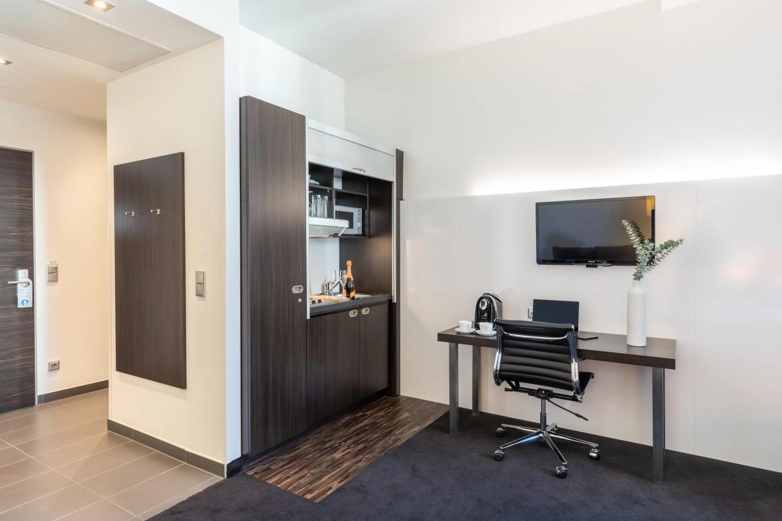 Premium Twin Room with Kitchenette Area and Sofa Bed in Select Hotel Berlin The Wall