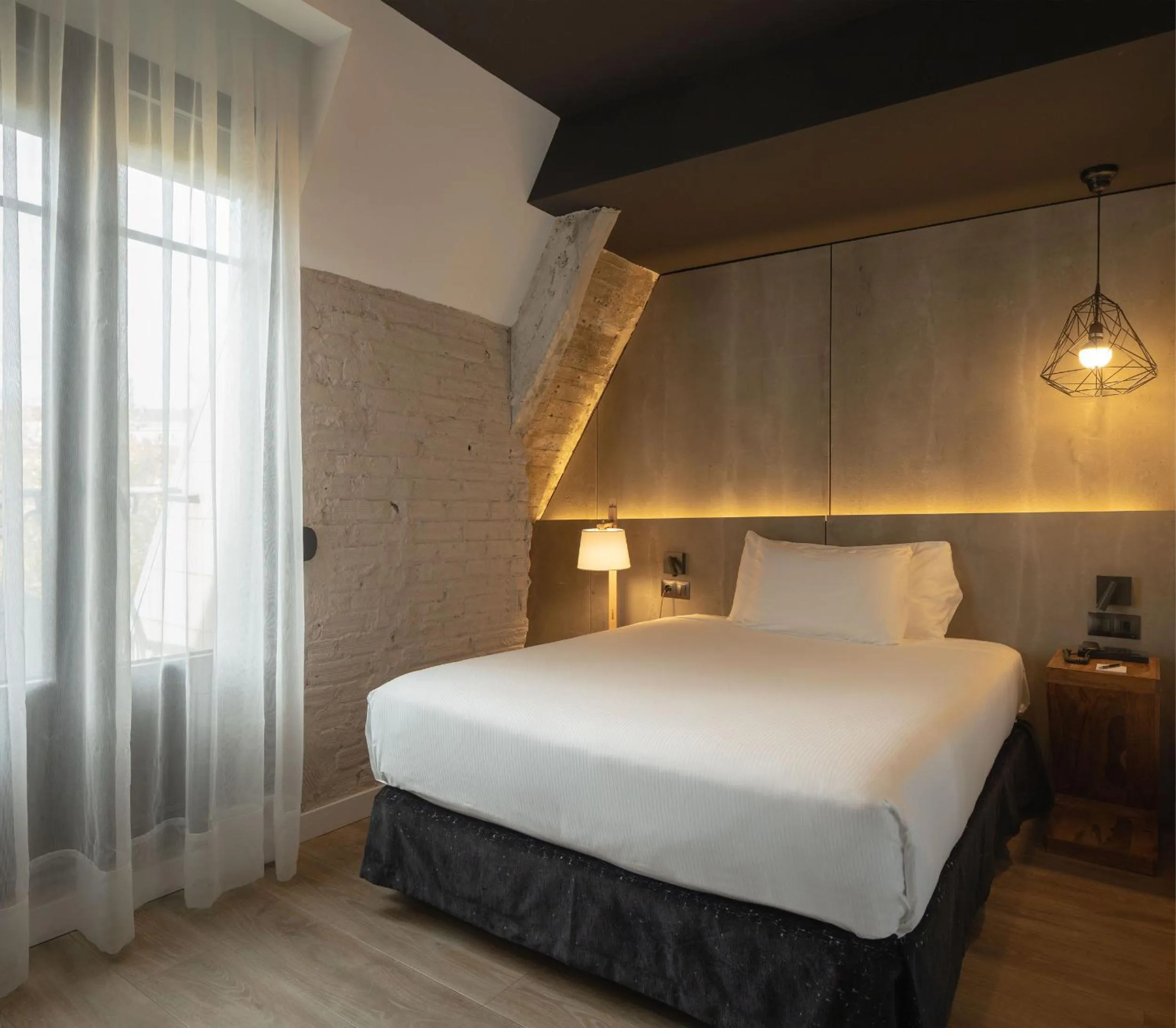 Single Room with Balcony and River View in Hotel Tayko Bilbao