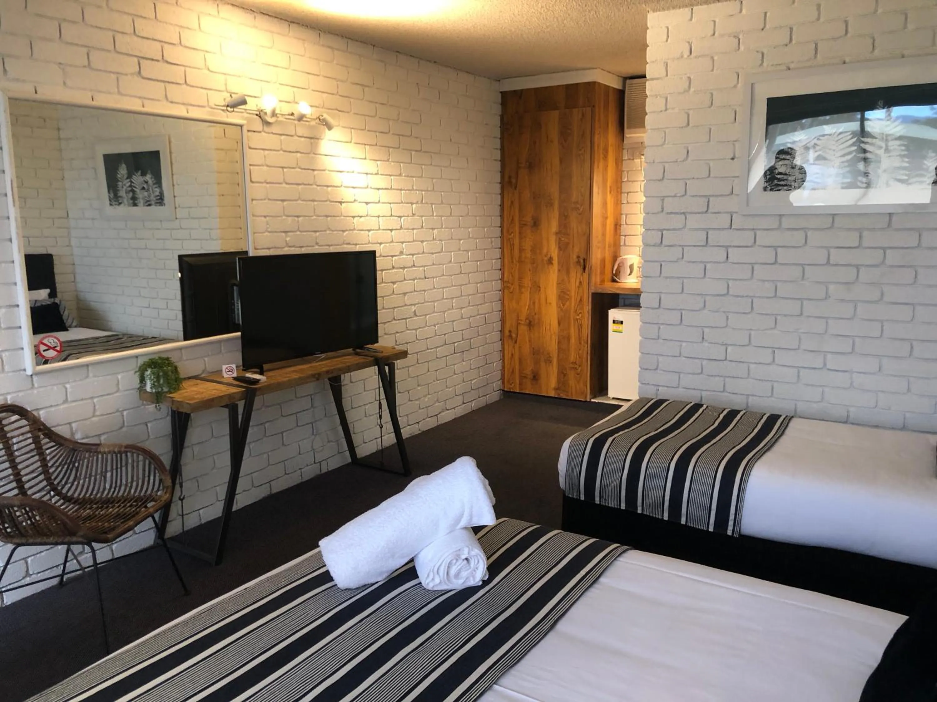 Superior Twin Room in Cessnock Vintage Motor Inn