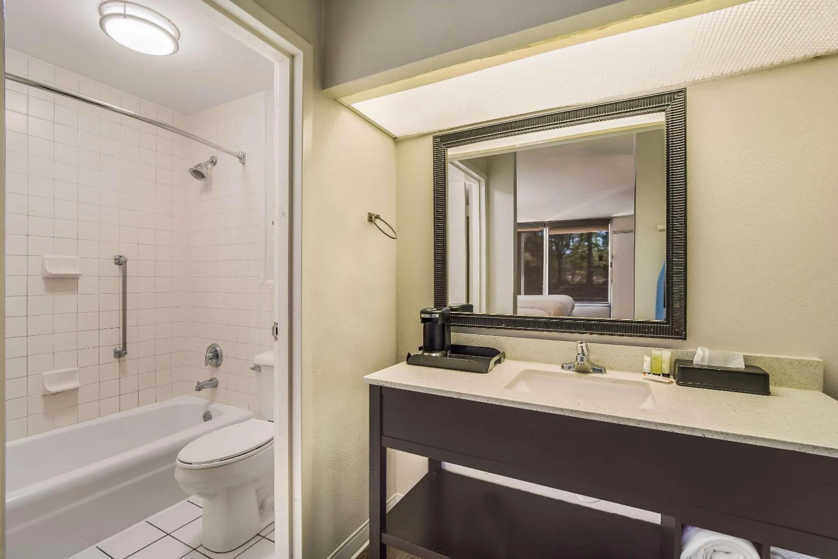 Superior King Room - Non Smoking in Clarion Inn & Suites Florence - Darlington