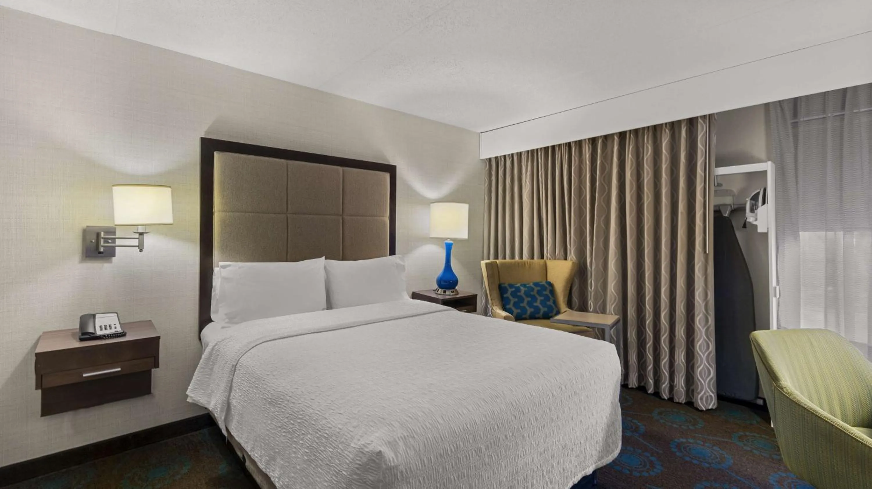 Queen Room with Mobility Access/Non-Smoking in Hampton Inn Bloomington