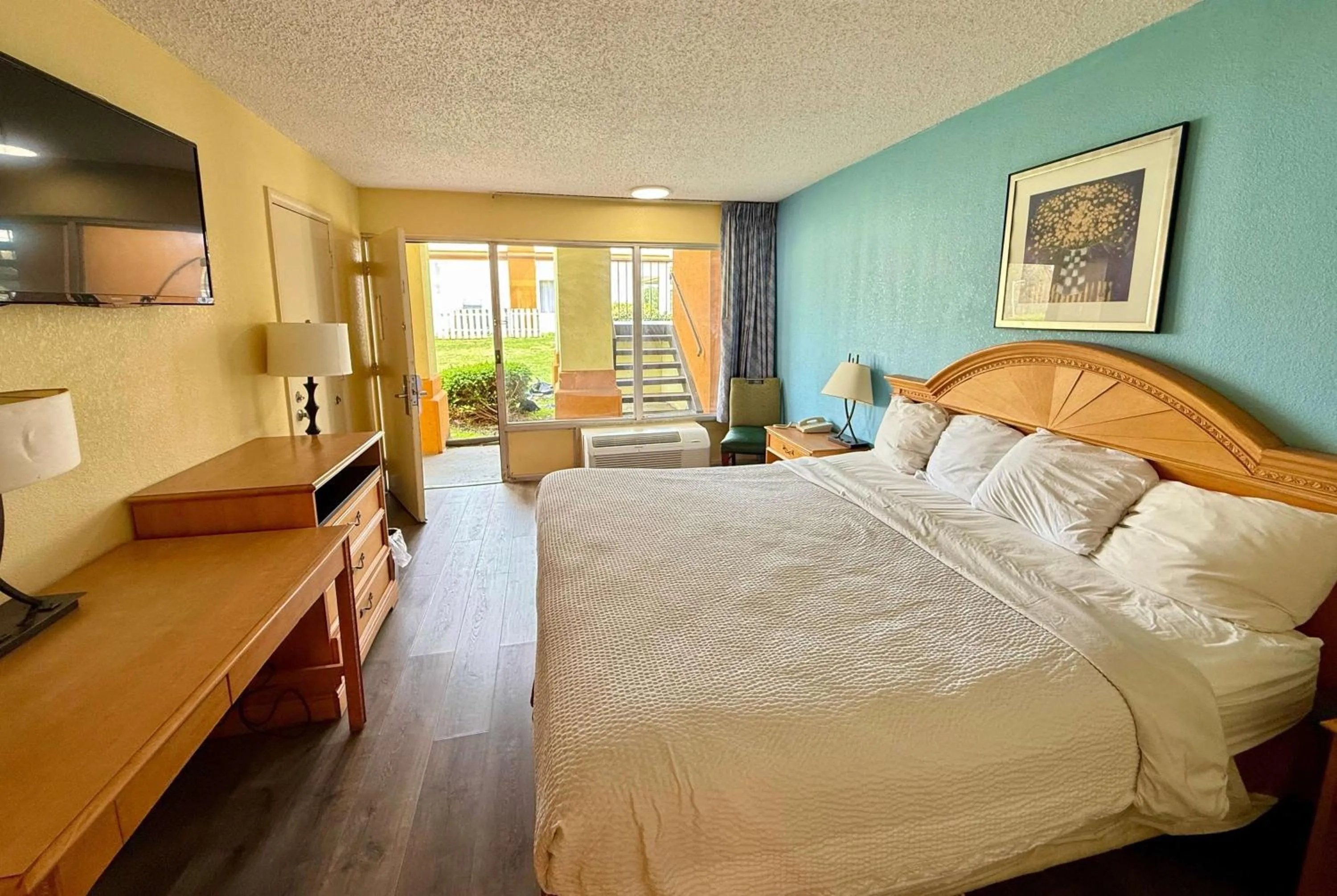 King Room - Disability Access/Non-Smoking in Days Inn by Wyndham Ruther Glen Kings Dominion Area