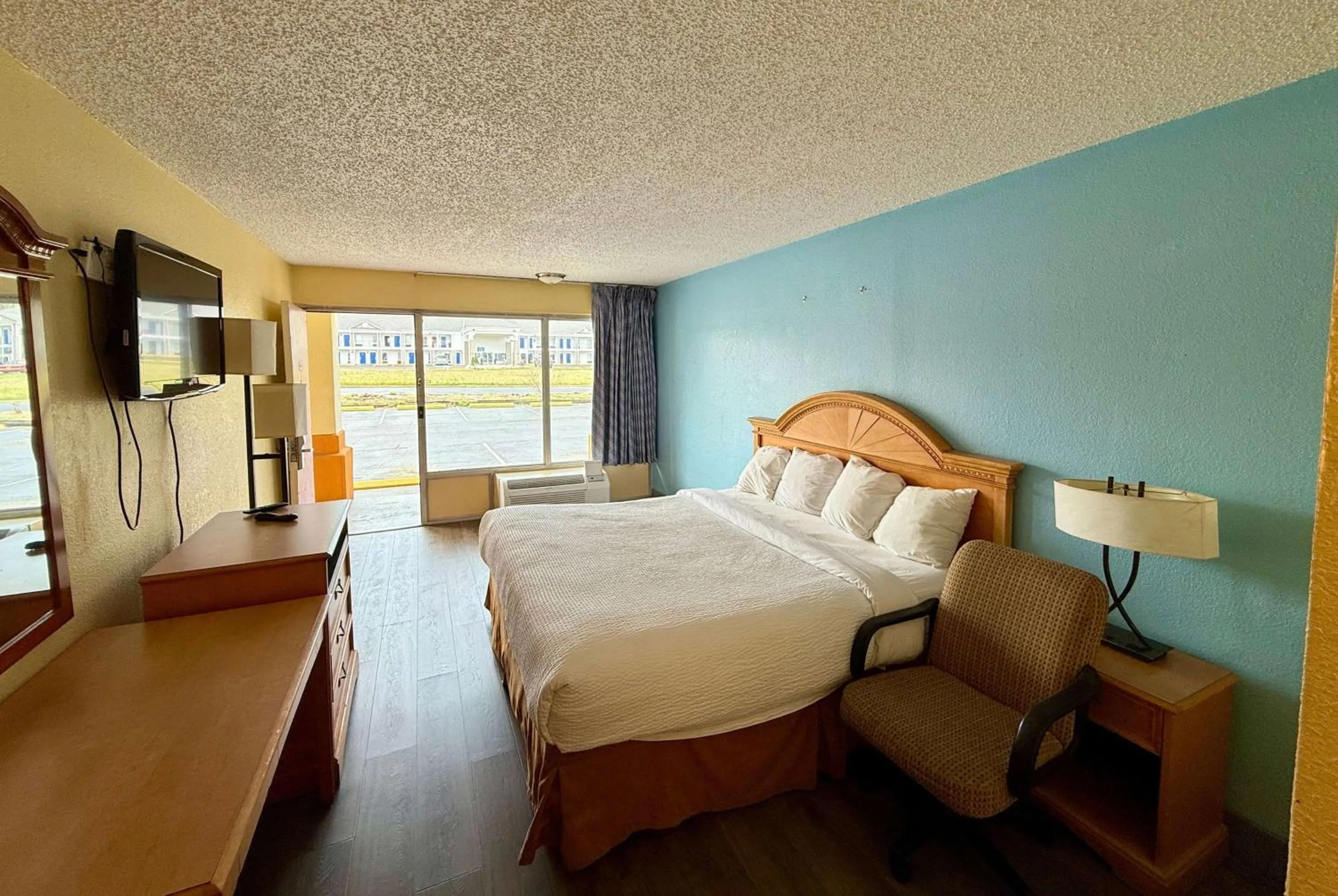 King Room - Non-Smoking in Days Inn by Wyndham Ruther Glen Kings Dominion Area
