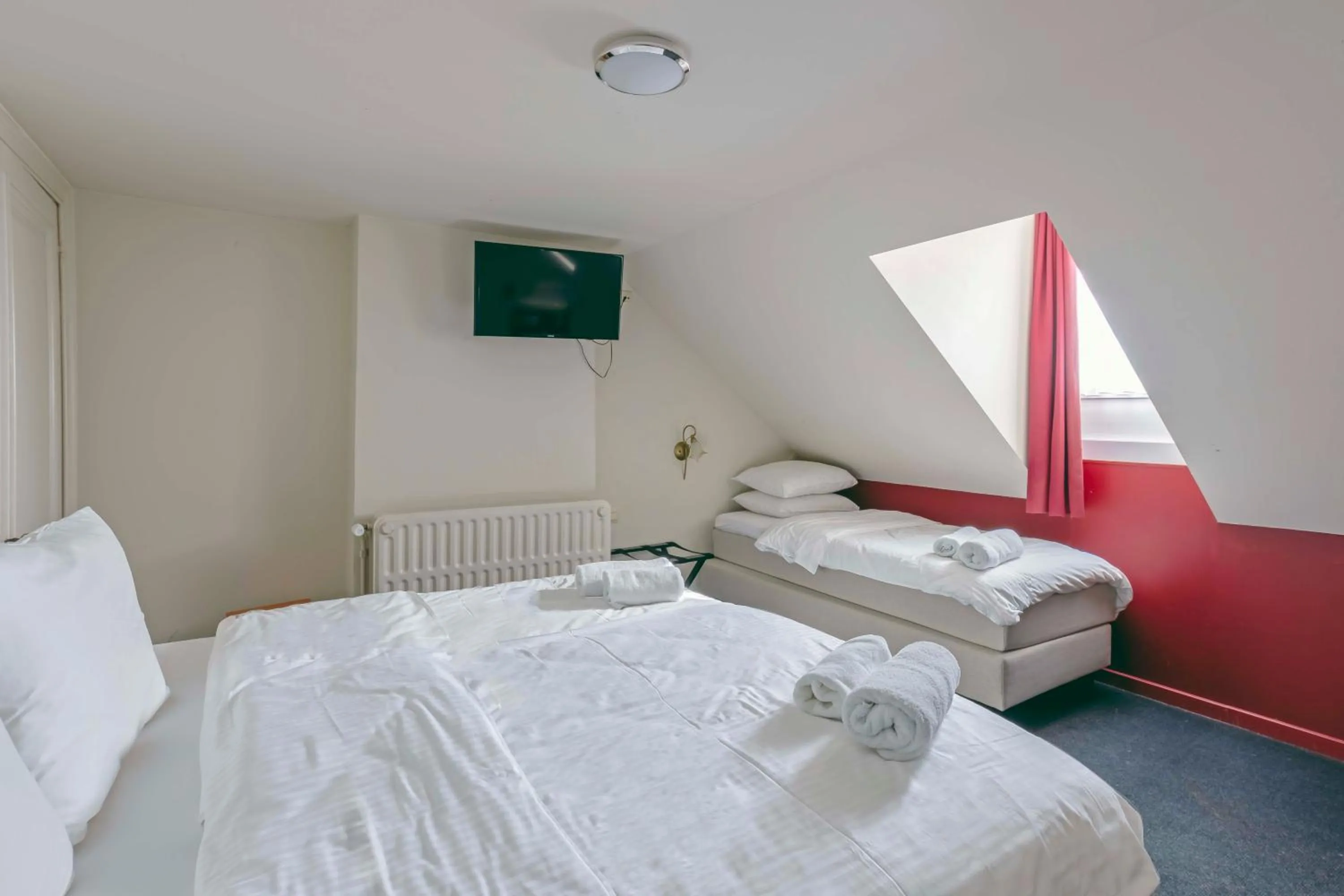 Basic Triple Room with Shared Bathroom in Attic in Hotel Rubenshof
