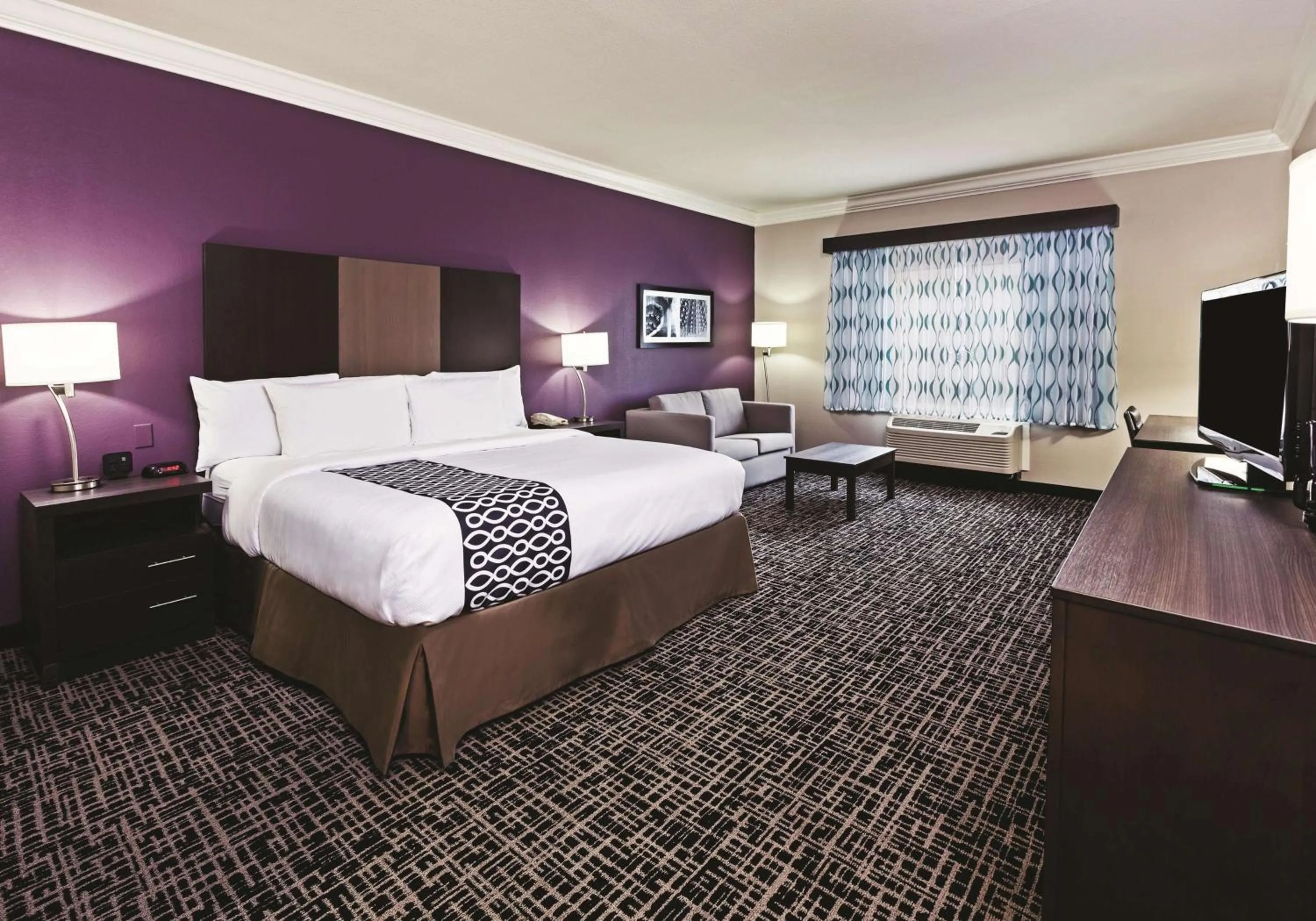 1 King Bed, Deluxe Mobility/Hearing Accessible, Bathtub w/Grab Bars, Non-Smoking in La Quinta by Wyndham Corpus Christi-N Padre Isl.